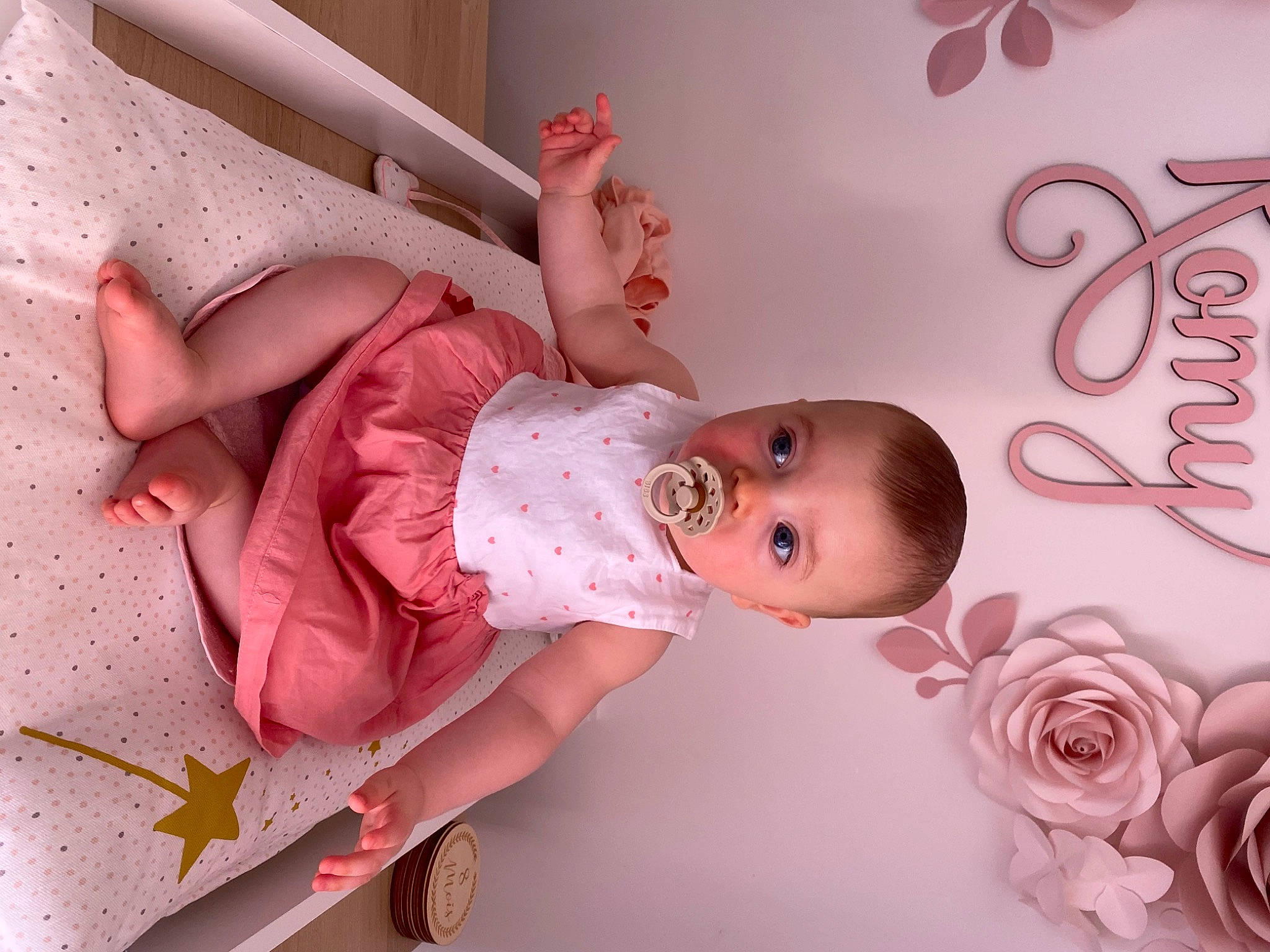Romy a rejoint le concours — aidez-le/la à gagner de superbes lots ! arm, baby, baby_products, baby_toddler_clothing, baby_toys, cheek, child, dress, eyelash, hand, happy, magenta, pattern, person, pink, room, rose, skin, textile, toddler