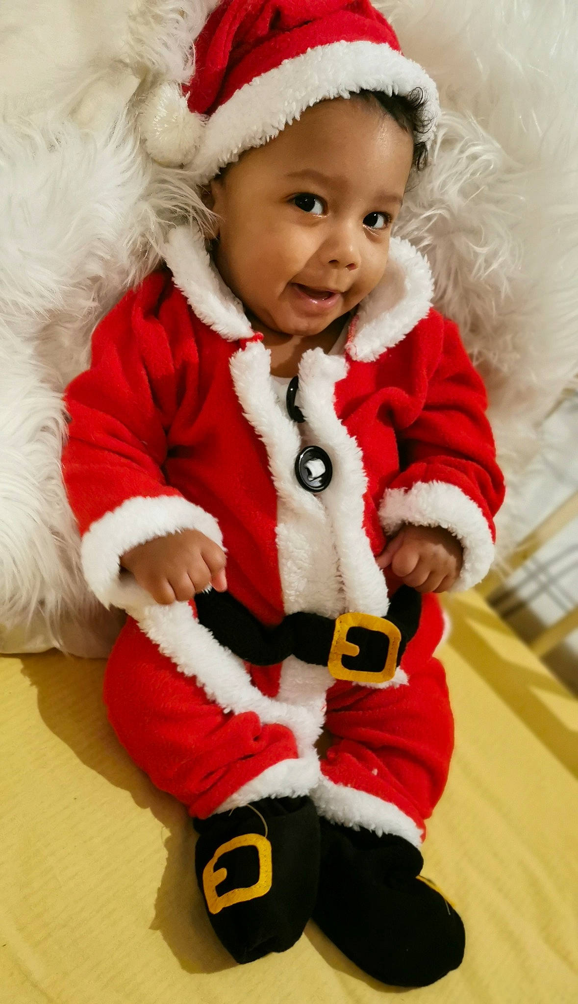 Ethan a rejoint le concours — aidez-le/la à gagner de superbes lots ! baby, baby_toddler_clothing, child, face, facial_expression, finger, fur, fur_clothing, glove, happy, hat, headwear, human_body, outerwear, person, red, santa_claus, skin, sleeve, smile