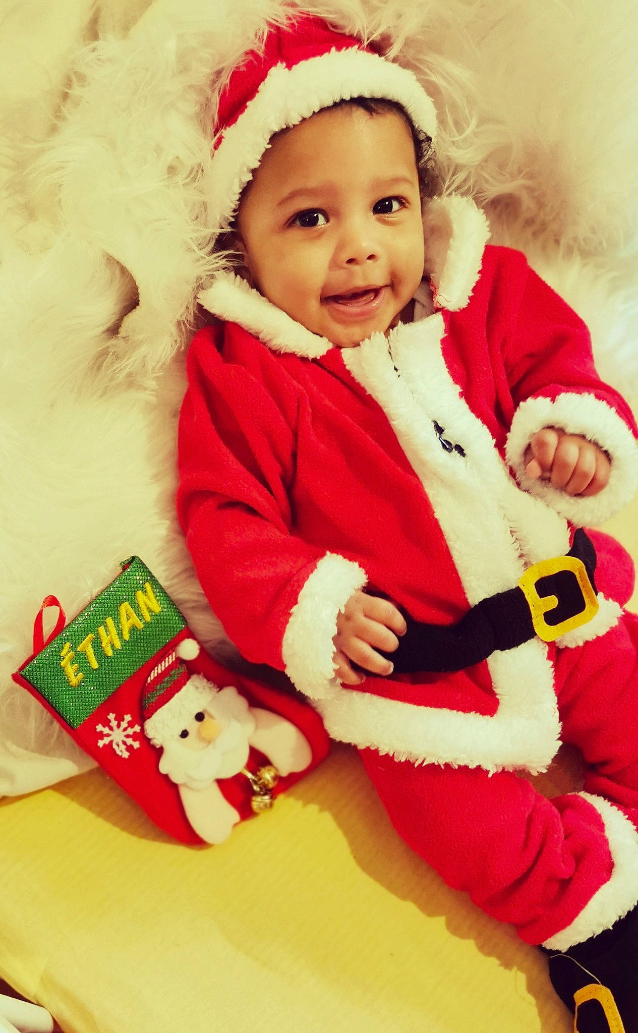 Ethan participe au concours pour gagner de l'argent avec cette photo : baby, baby_toddler_clothing, cheek, child, christmas, facial_expression, fur_clothing, happy, headwear, holiday, human_body, jacket, joy, lap, mammal, person, red, santa_claus, skin, sleeve