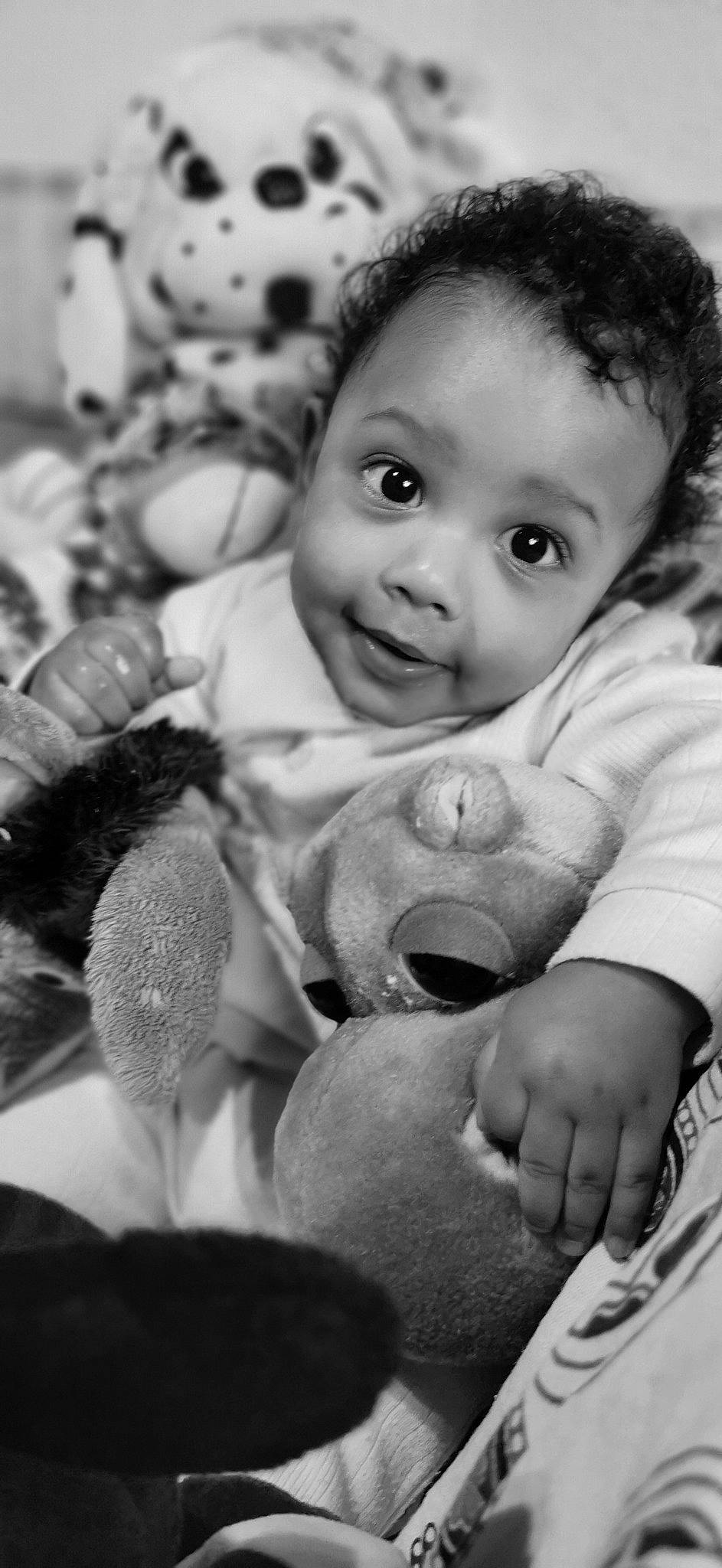 Ethan participe au concours pour gagner de l'argent avec cette photo : baby, black, black_and_white, cheek, eye, face, gesture, hair, hand, happy, head, human_body, iris, mammal, nose, organ, person, photograph, skin, smile