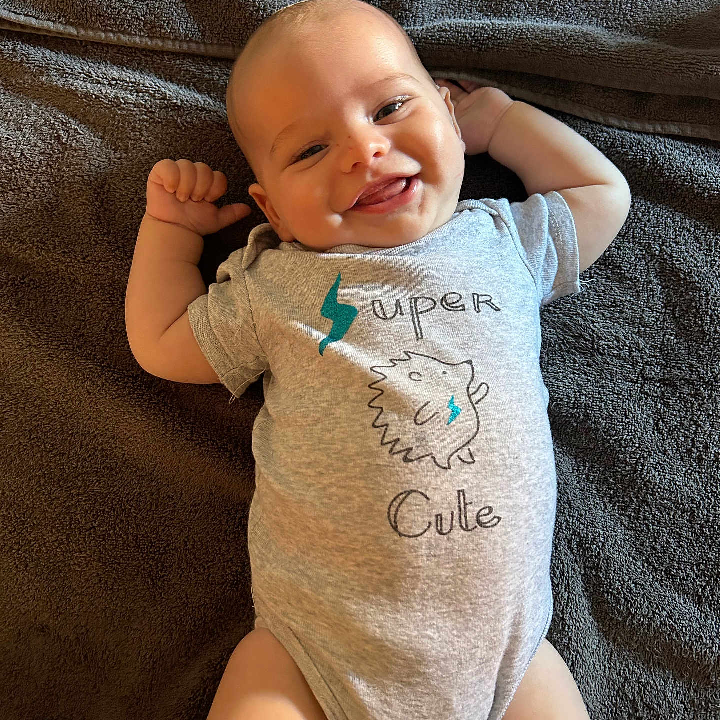 Noé a rejoint le concours — aidez-le/la à gagner de superbes lots ! baby, babylaughing, bodypart, clothing, couch, cushion, face, finger, furniture, hand, happy, head, homedecor, newborn, person, photography, portrait, sitting, smile, t_shirt