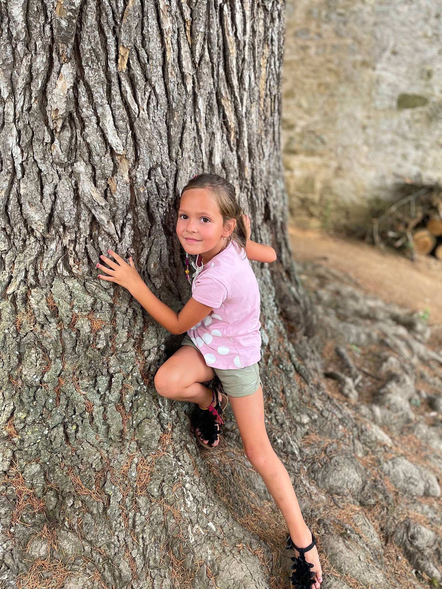 Manon a rejoint le concours — aidez-le/la à gagner de superbes lots ! eye, flash_photography, forest, grass, hair, hairstyle, happy, head, human_body, joy, leaf, people_in_nature, person, plant, skin, smile, standing, thigh, tree, trunk