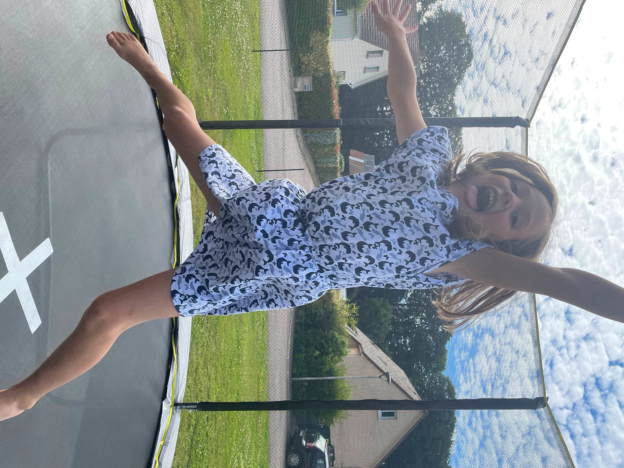 Manon participe au concours pour gagner de l'argent avec cette photo : fun, glass, grass, human_leg, knee, leisure, metal, net, pattern, performance, person, public_event, recreation, shorts, t_shirt, thigh, visual_arts, waist, water, window