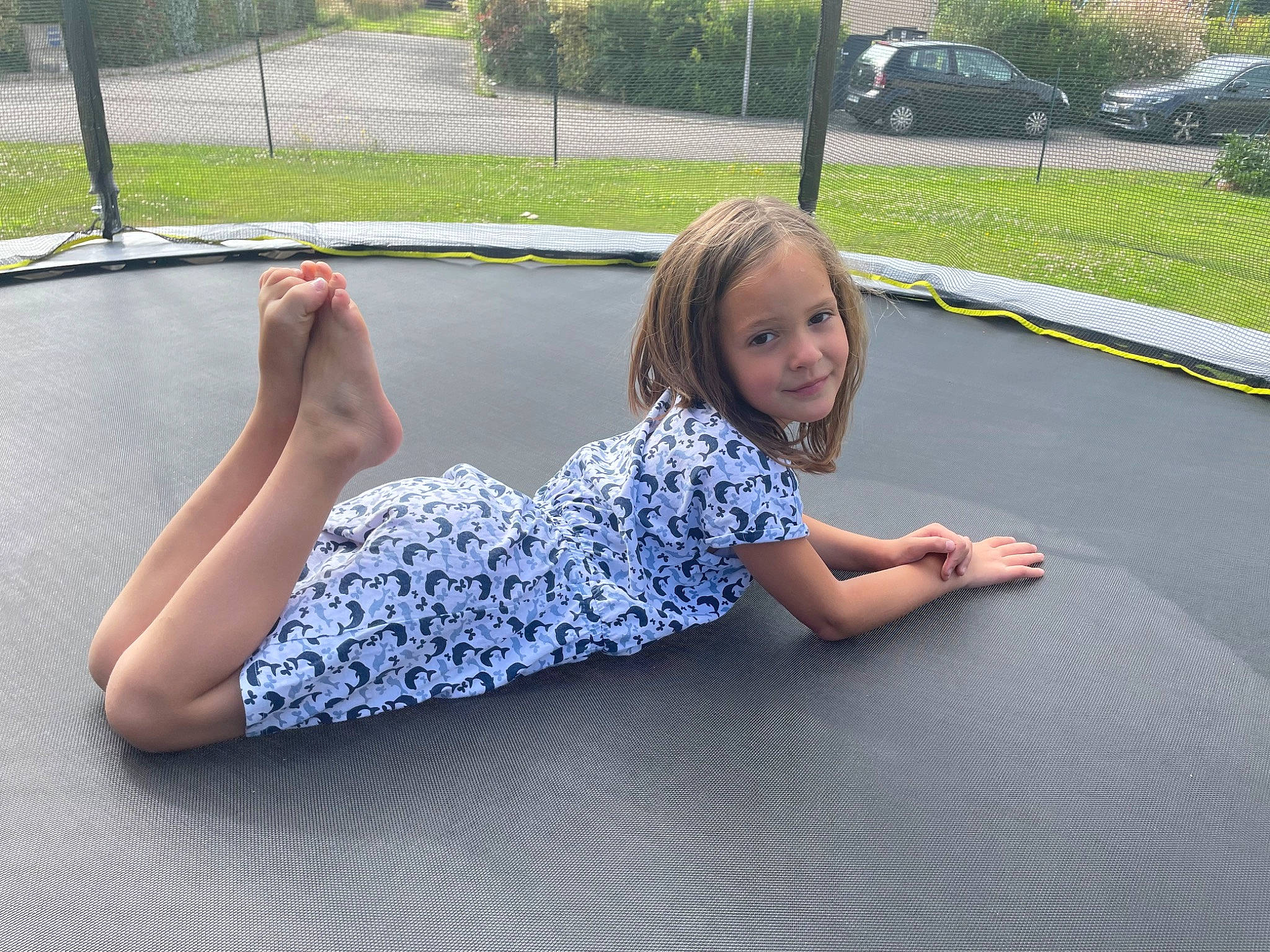 Manon participe au concours pour gagner de l'argent avec cette photo : asphalt, automotive_exterior, comfort, facial_expression, fun, grass, joy, leisure, outdoor_furniture, person, pink, plant, public_space, recreation, smile, summer, t_shirt, toddler, trampoline, trampolining_equipment_and_supplies