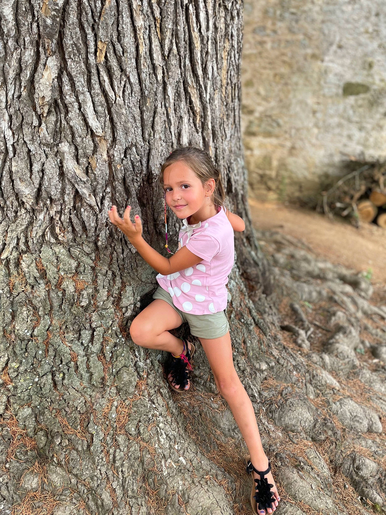 Manon a rejoint le concours — aidez-le/la à gagner de superbes lots ! eye, face, flash_photography, forest, grass, happy, human_leg, joy, leaf, leisure, people_in_nature, person, plant, smile, thigh, toddler, tree, trunk, wood, woodland