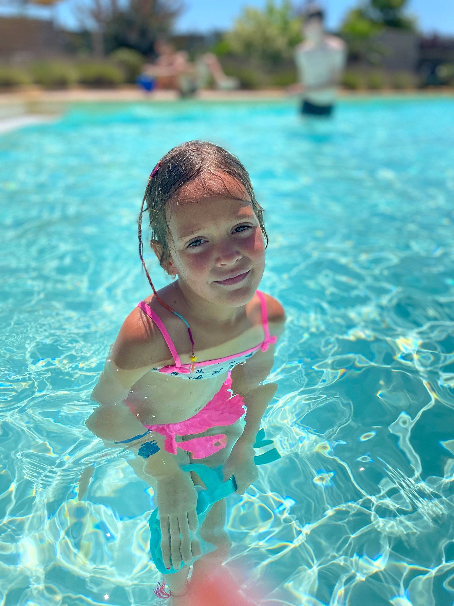 Manon participe au concours pour gagner de l'argent avec cette photo : aqua, azure, bathing, blue, fun, happy, joy, leisure, one_piece_swimsuit, people_on_beach, person, personal_protective_equipment, recreation, sky, smile, summer, swimmer, swimming_pool, swimwear, toddler