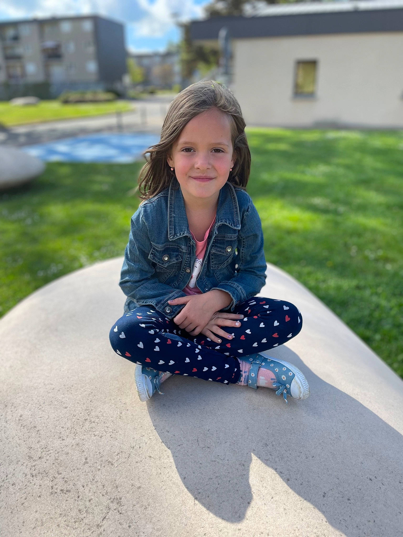 Manon a rejoint le concours — aidez-le/la à gagner de superbes lots ! blond, child, denim, electric_blue, fun, grass, hair, happy, human_leg, joy, knee, leisure, pattern, person, recreation, sitting, sleeve, smile, summer, t_shirt