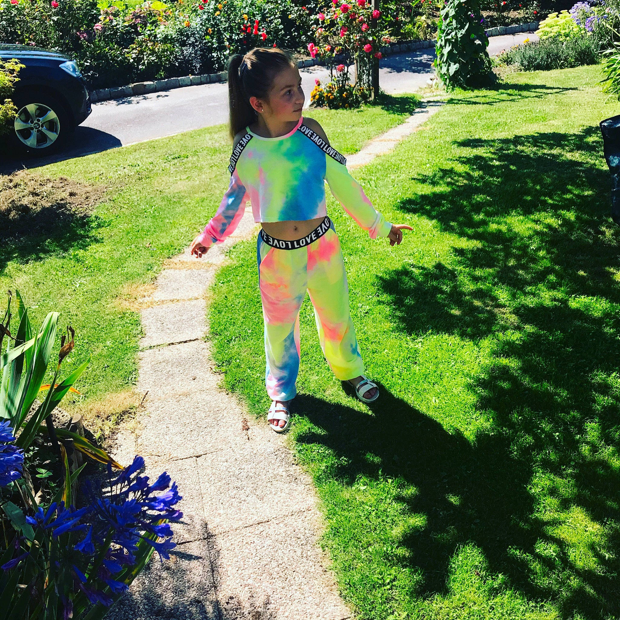 Lola participe au concours pour gagner de l'argent avec cette photo : asphalt, electric_blue, flower, grass, grass_family, green, groundcover, happy, landscape, lawn, leisure, people_in_nature, person, plant, shrub, summer, tints_and_shades, tire, toddler, tree