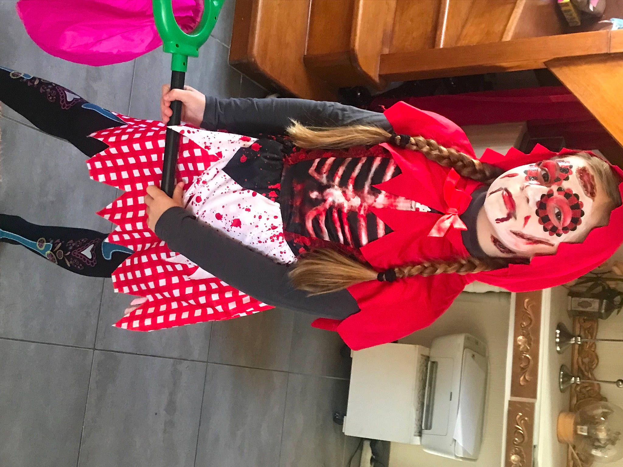 Lola participe au concours pour gagner de l'argent avec cette photo : carmine, costume, costume_design, event, fashion_design, hat, holiday, pattern, person, red, room, sleeve, street_fashion, tartan, textile, tradition, tree, window