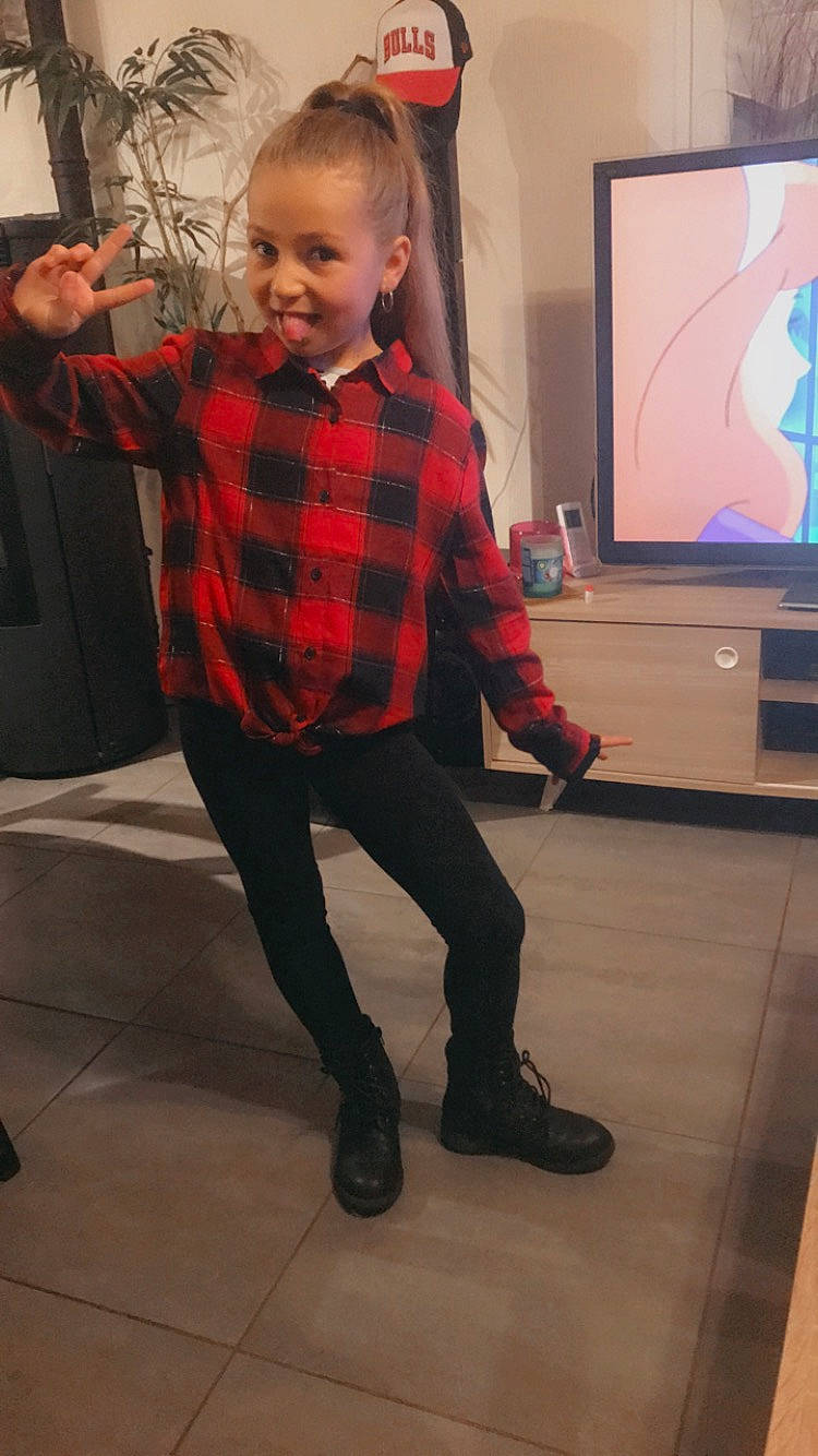 Lola a rejoint le concours — aidez-le/la à gagner de superbes lots ! eyewear, flooring, fun, gesture, happy, joint, knee, leg, organ, person, plaid, shoulder, sleeve, smile, sportswear, standing, tartan, television, toddler, waist