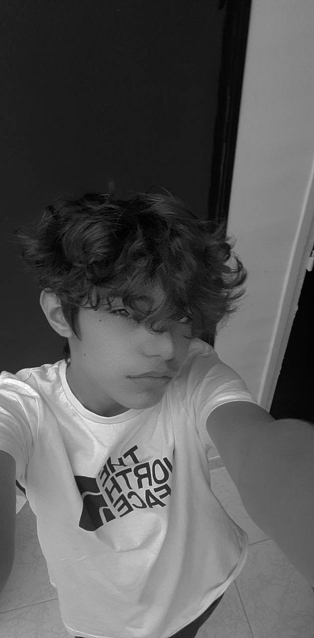 Ines participe au concours pour gagner de l'argent avec cette photo : black_and_white, child, darkness, elbow, flash_photography, fun, gesture, hairstyle, happy, human, monochrome, monochrome_photography, people, person, room, shoulder, sitting, standing, style, t_shirt