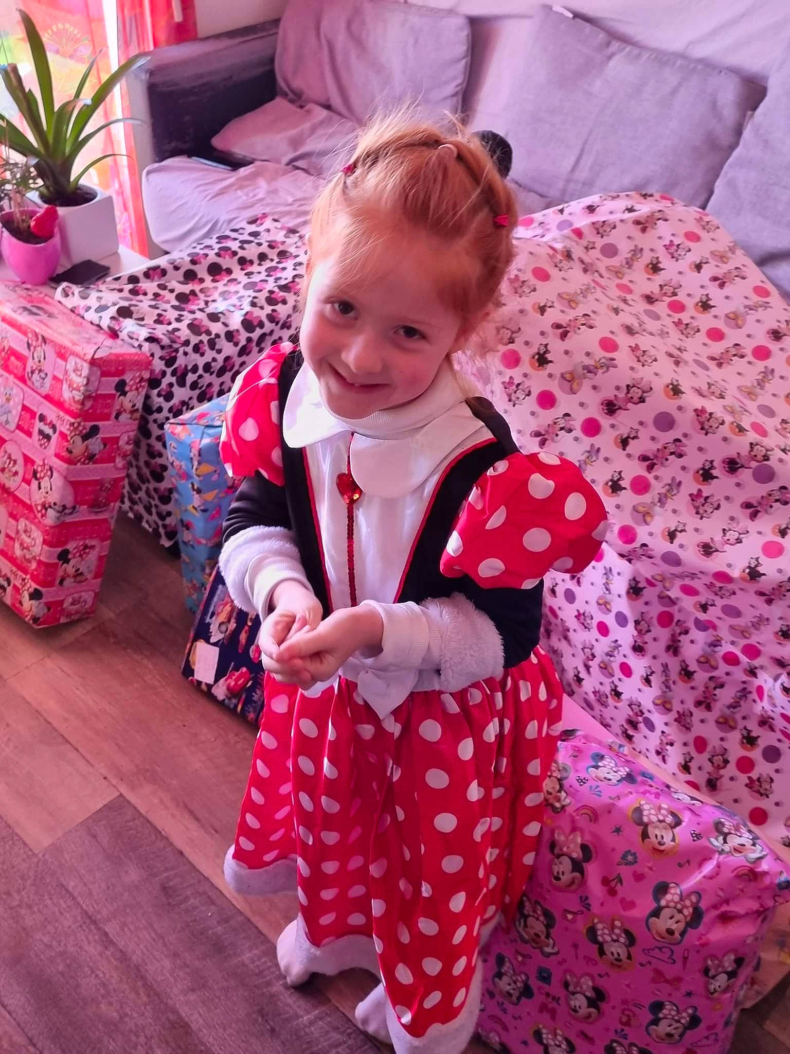 Ilyana a rejoint le concours — aidez-le/la à gagner de superbes lots ! baby_toddler_clothing, clothing, comfort, dress, face, flowerpot, happy, head, houseplant, joy, mammal, person, photograph, pink, plant, red, skin, sleeve, smile, textile