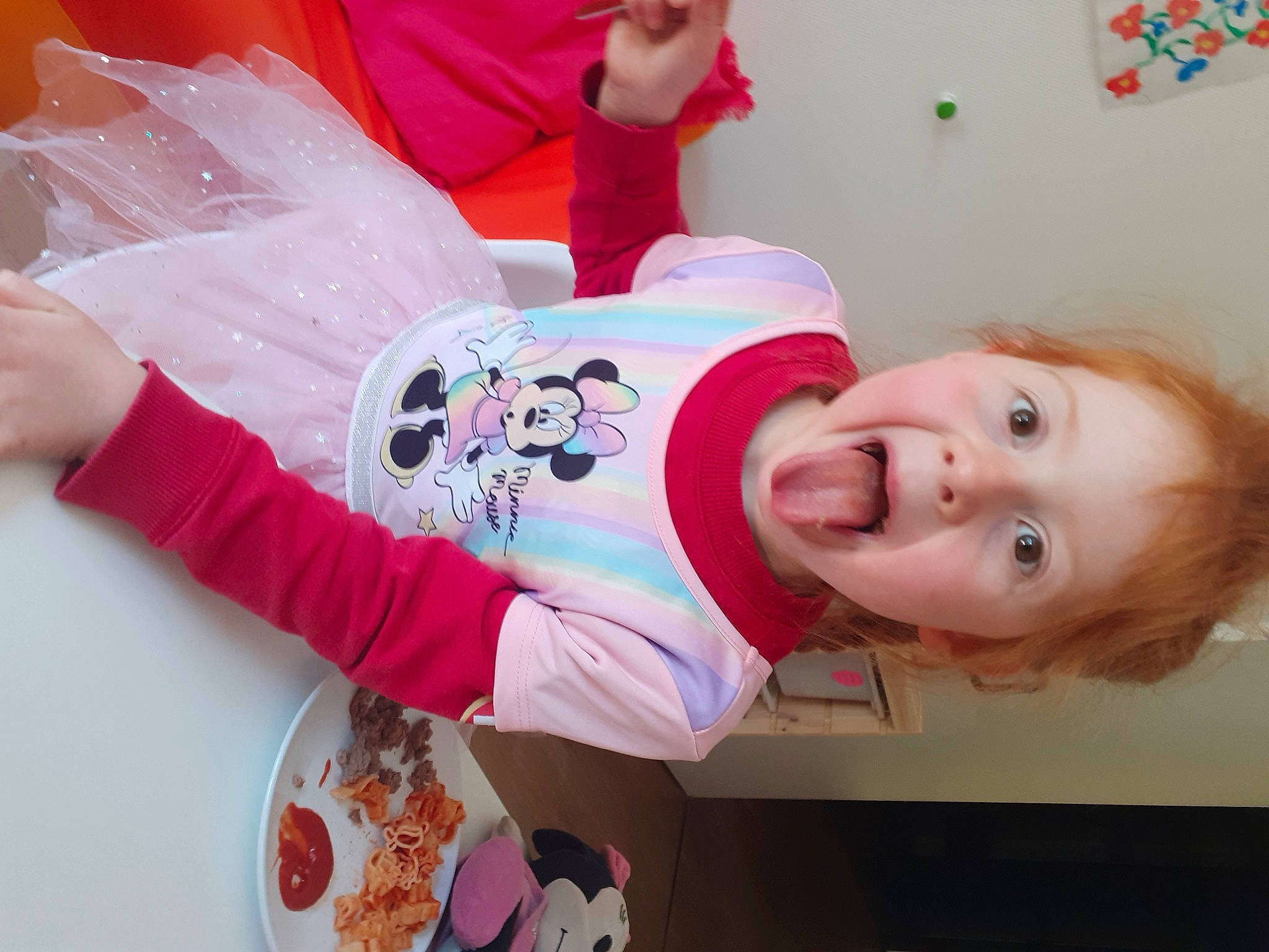 Ilyana a rejoint le concours — aidez-le/la à gagner de superbes lots ! baby, baby_playing_with_toys, baby_toddler_clothing, carmine, cheek, child, event, fun, gesture, happy, party_supply, person, pink, play, product, room, sleeve, smile, t_shirt, tableware