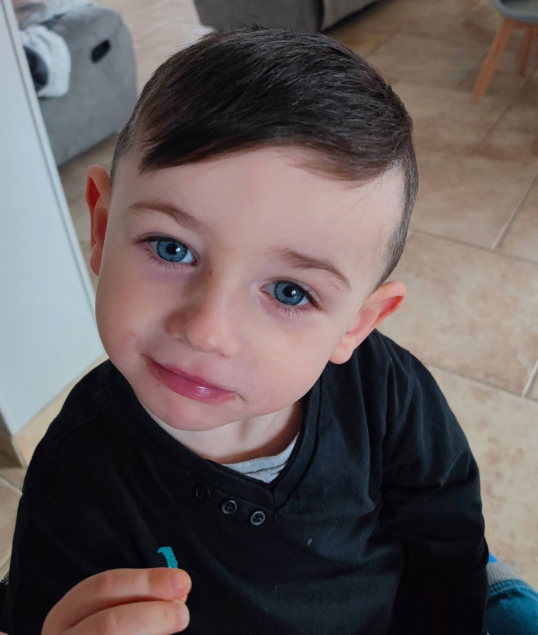 Sohann participe au concours pour gagner de l'argent avec cette photo : cheek, child, chin, ear, electric_blue, eyebrow, eyelash, forehead, gesture, happy, iris, jaw, lip, neck, nose, organ, person, skin, sleeve, t_shirt