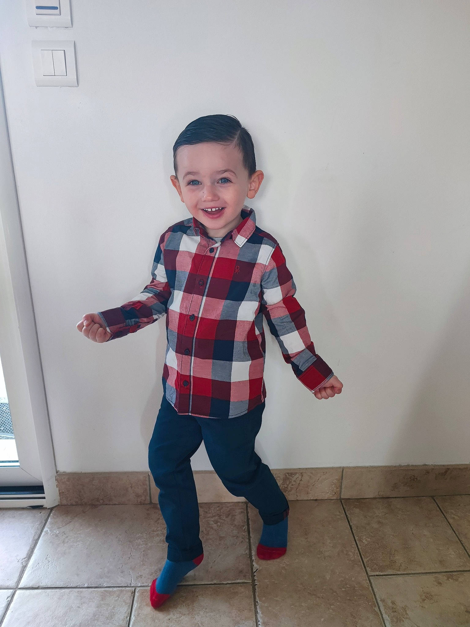 Sohann a rejoint le concours — aidez-le/la à gagner de superbes lots ! arm, cool, face, facial_expression, floor, flooring, gesture, hair, hairstyle, happy, human_body, joint, joy, knee, outerwear, person, plaid, shoulder, sleeve, smile