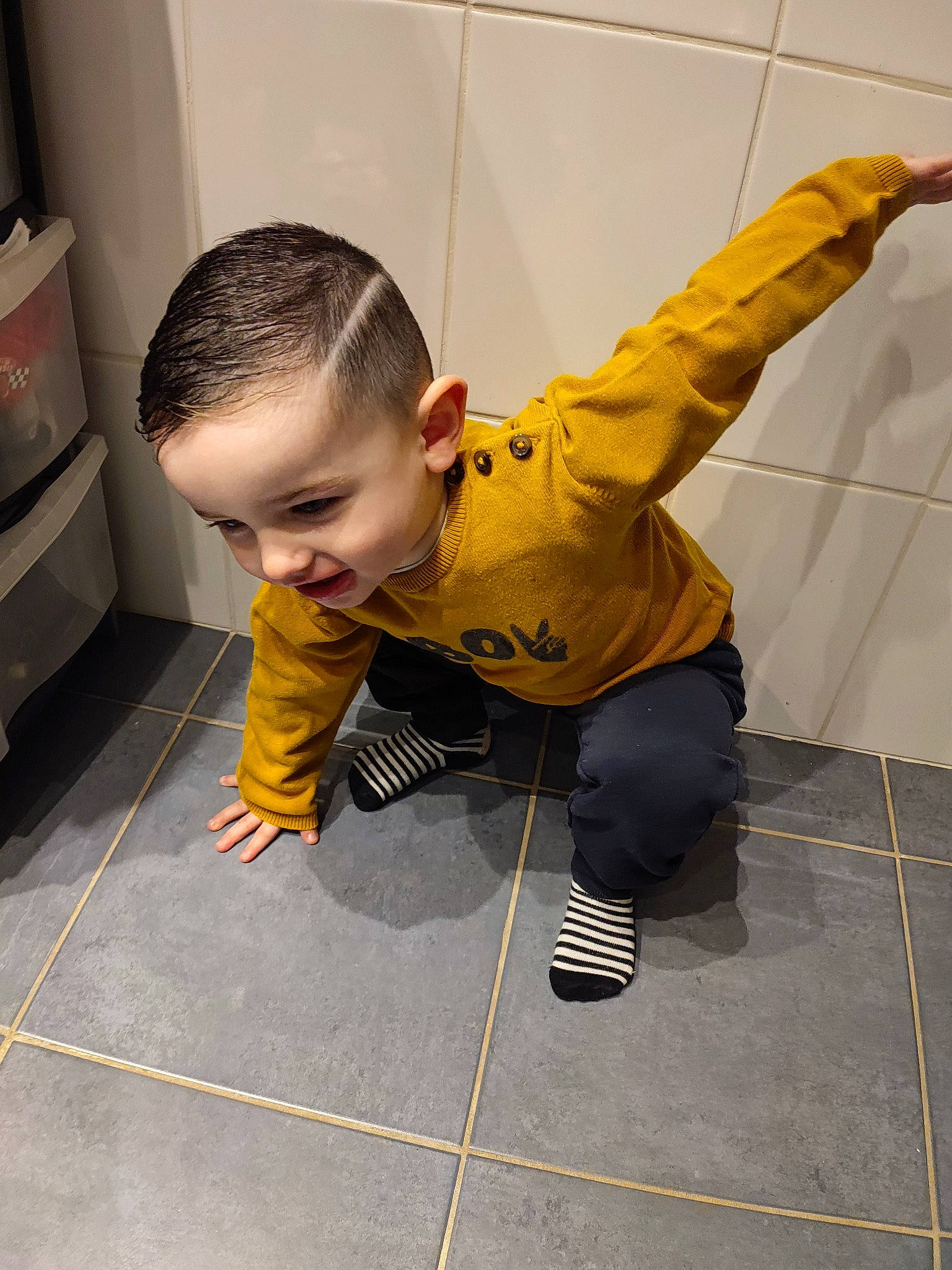 Sohann participe au concours pour gagner de l'argent avec cette photo : adventure, child, climbing, climbing_hold, concrete, floor, flooring, fun, hardwood, home_appliance, jacket, kitchen_appliance, outdoor_shoe, person, play, recreation, sleeve, t_shirt, toddler