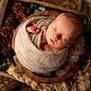 Robin a rejoint le concours — aidez-le/la à gagner de superbes lots ! baby, newborn, sleeping, swaddle, basket, blanket, pinecones, wooden_box, cozy, portrait, closeup, infant, face, head, feet, skin, props, soft_texture, rustic, greenery