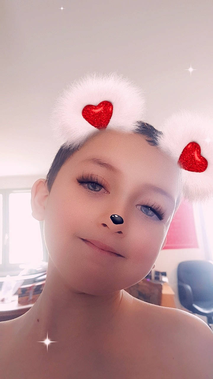 Sandro participe au concours pour gagner de l'argent avec cette photo : beauty, black_hair, cheek, chin, close_up, ear, eye, eyebrow, eyelash, face, forehead, hair, hairstyle, head, joint, lip, nose, person, pink, red