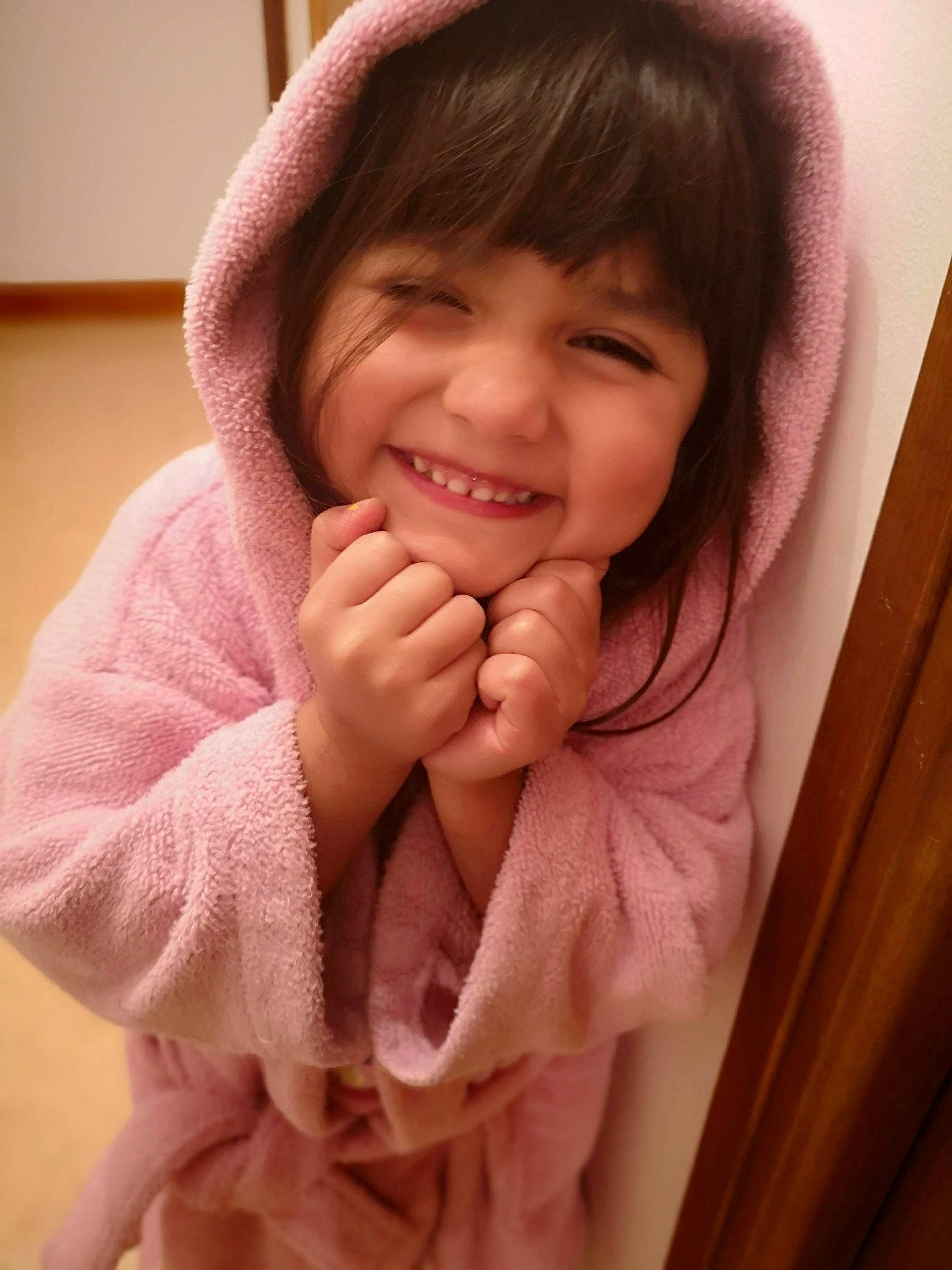 Aliénor a rejoint le concours — aidez-le/la à gagner de superbes lots ! cheek, chin, ear, eyebrow, eyelash, finger, gesture, hand, happy, jaw, joy, lip, mouth, nose, outerwear, person, pink, skin, sleeve, smile