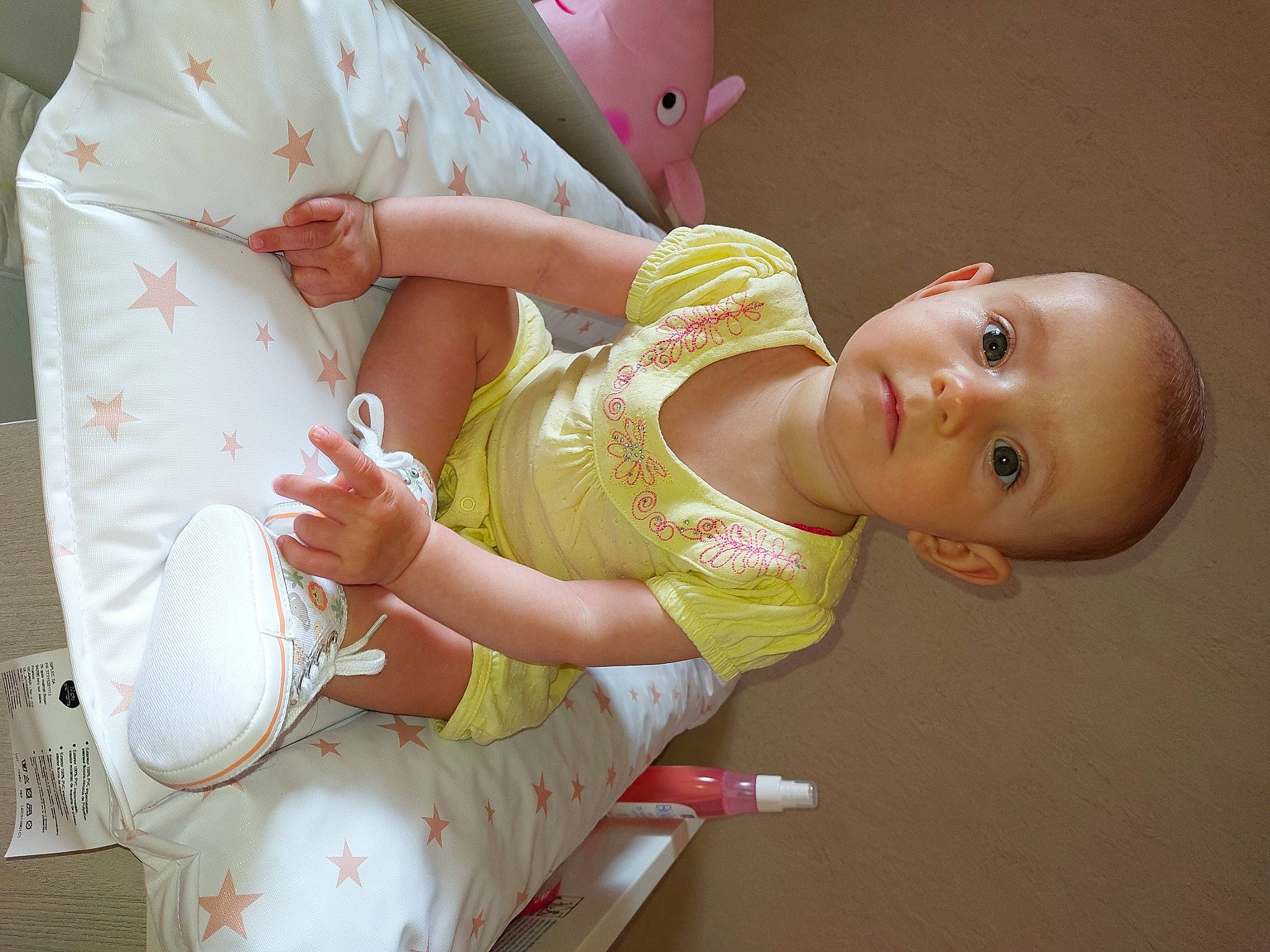 Maloë a rejoint le concours — aidez-le/la à gagner de superbes lots ! abdomen, arm, baby, baby_products, baby_safety, baby_toddler_clothing, baby_toys, cheek, child, event, fun, hand, happy, pattern, person, pink, room, skin, sleeve, textile