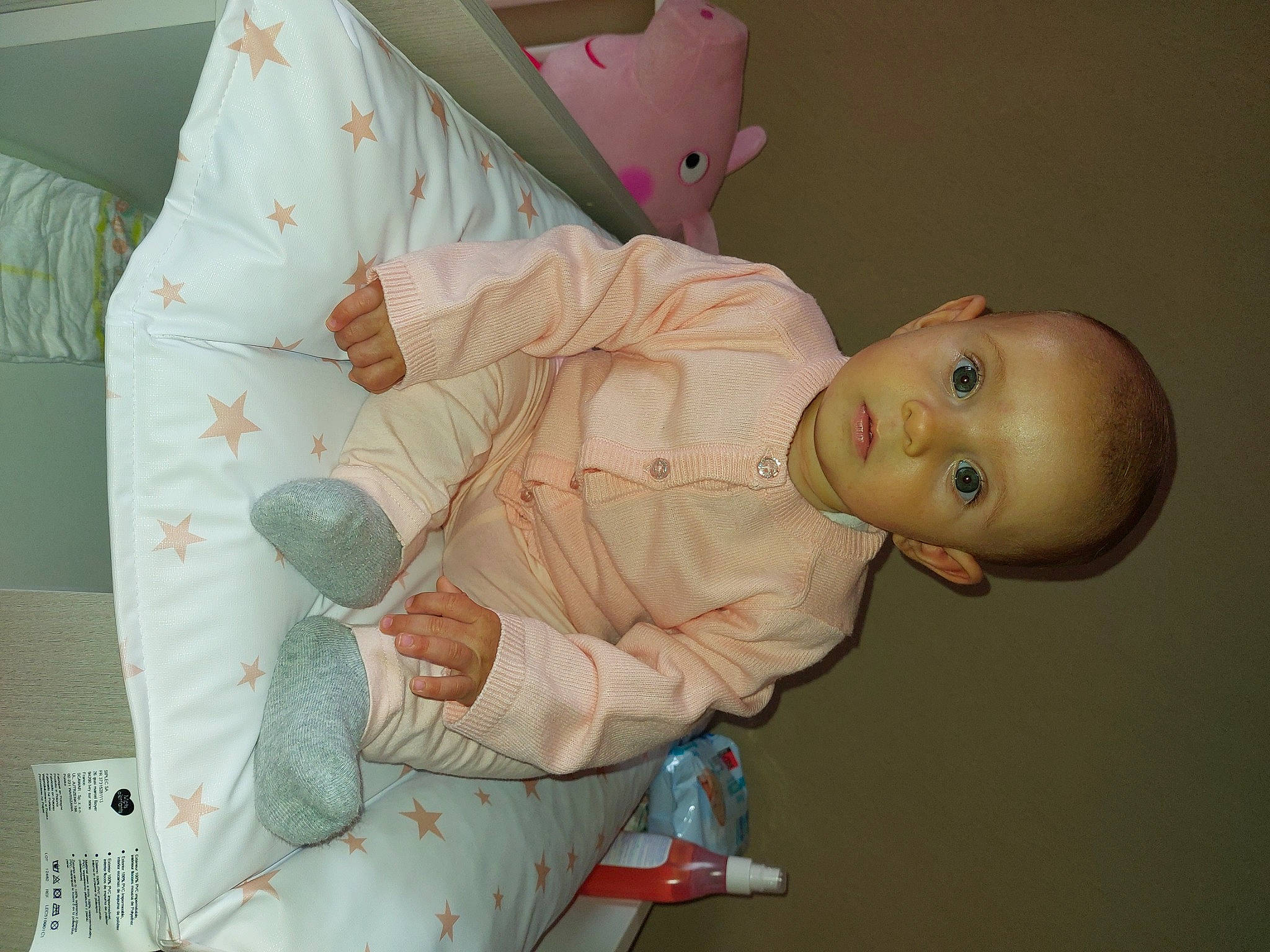 Maloë participe au concours pour gagner de l'argent avec cette photo : baby, baby_products, baby_safety, baby_toddler_clothing, baby_toys, child, comfort, health_care, infant_bed, linens, person, room, service, sleeve, toddler