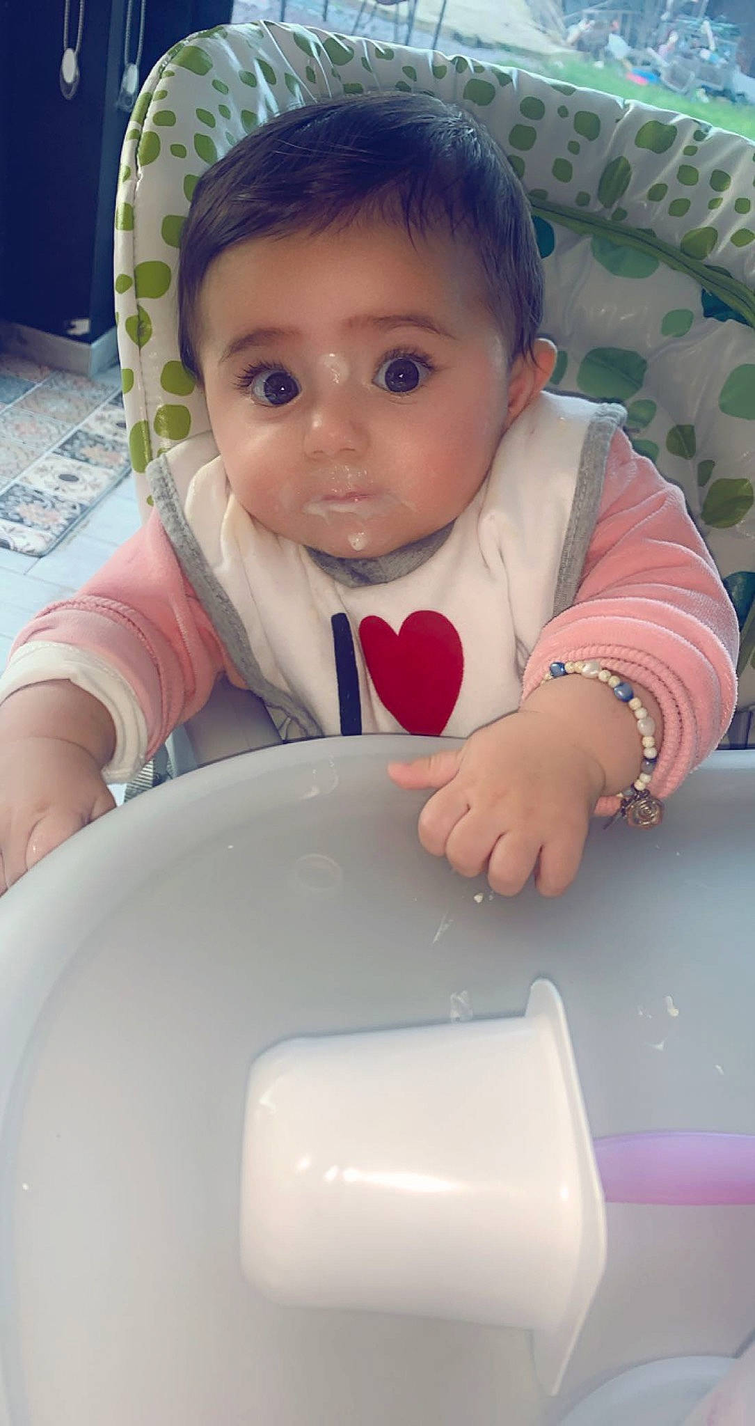Malia a rejoint le concours — aidez-le/la à gagner de superbes lots ! baby, baby_toddler_clothing, bracelet, ceramic, cheek, child, eye, hand, mouth, nose, person, plastic, porcelain, serveware, sitting, toddler