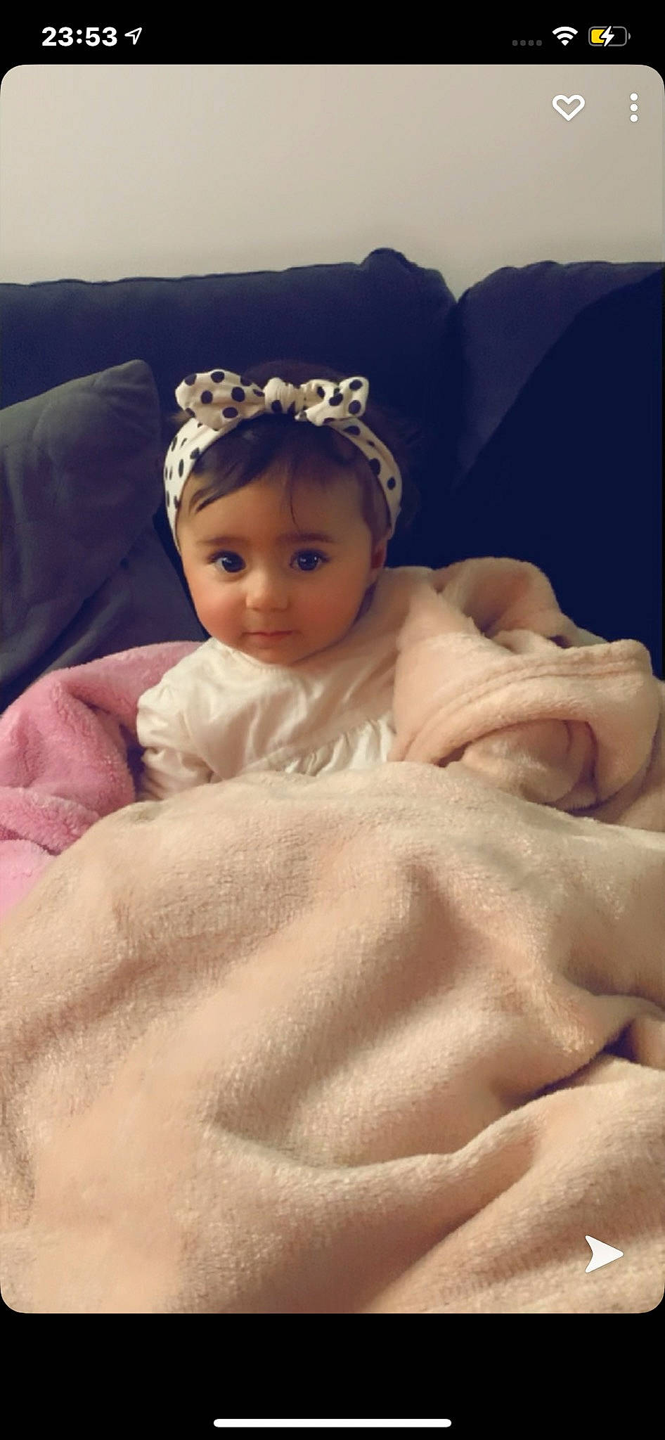 Malia a rejoint le concours — aidez-le/la à gagner de superbes lots ! baby, baby_toddler_clothing, cheek, child, costume_accessory, couch, crown, embellishment, fashion_accessory, hair_accessory, headband, headgear, headpiece, lip, living_room, nose, person, portrait, portrait_photography, skin