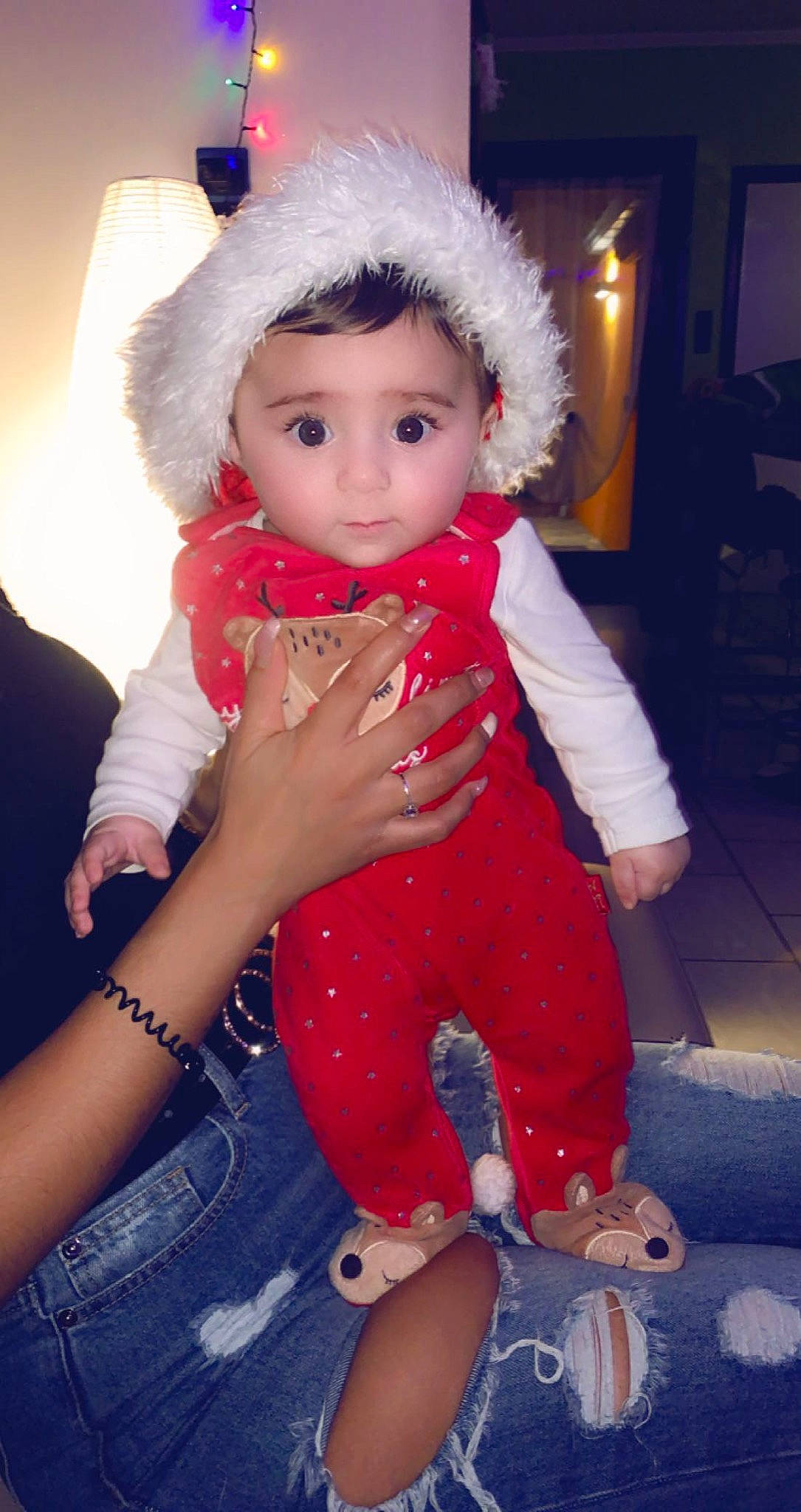 Malia participe au concours pour gagner de l'argent avec cette photo : arm, blue, cheek, clothing, event, eye, finger, fun, green, head, headwear, human, leg, lighting, lip, people, person, product, sitting, vertebrate