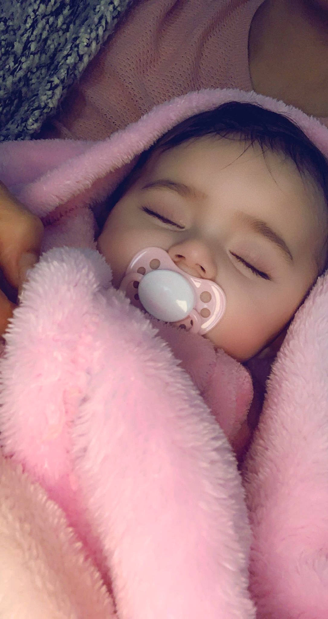 Malia participe au concours pour gagner de l'argent avec cette photo : baby, baby_products, baby_sleeping, baby_toddler_clothing, beanie, bedtime, cheek, child, comfort, human, knit_cap, nail, nap, person, product, skin, sleep, toddler