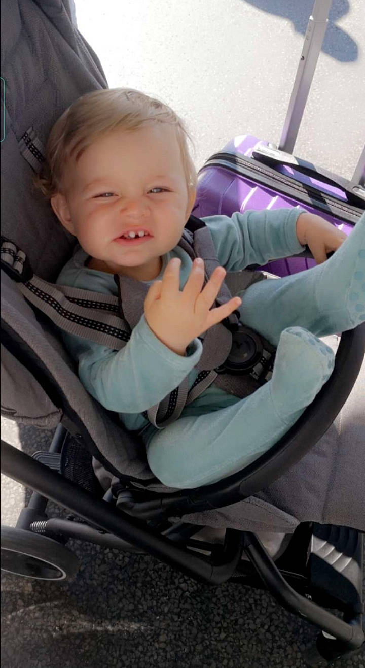 Ewen participe au concours pour gagner de l'argent avec cette photo : auto_part, automotive_design, baby, baby_carriage, baby_in_car_seat, baby_products, baby_safety, car_seat, child, comfort, motor_vehicle, person, plant, sitting, smile, steering_wheel, toddler, tree, vehicle_door, wheel