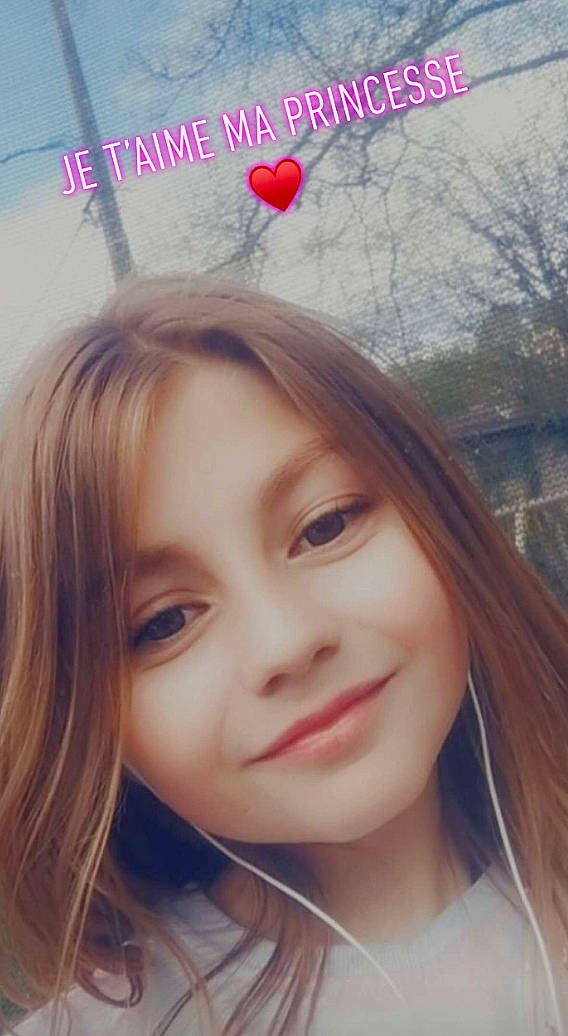 Léana participe au concours pour gagner de l'argent avec cette photo : bangs, blond, brown_hair, close_up, eyebrow, eyelash, fashion_accessory, grass, happy, jaw, joy, layered_hair, lip, long_hair, magenta, nose, person, pink, plant, skin