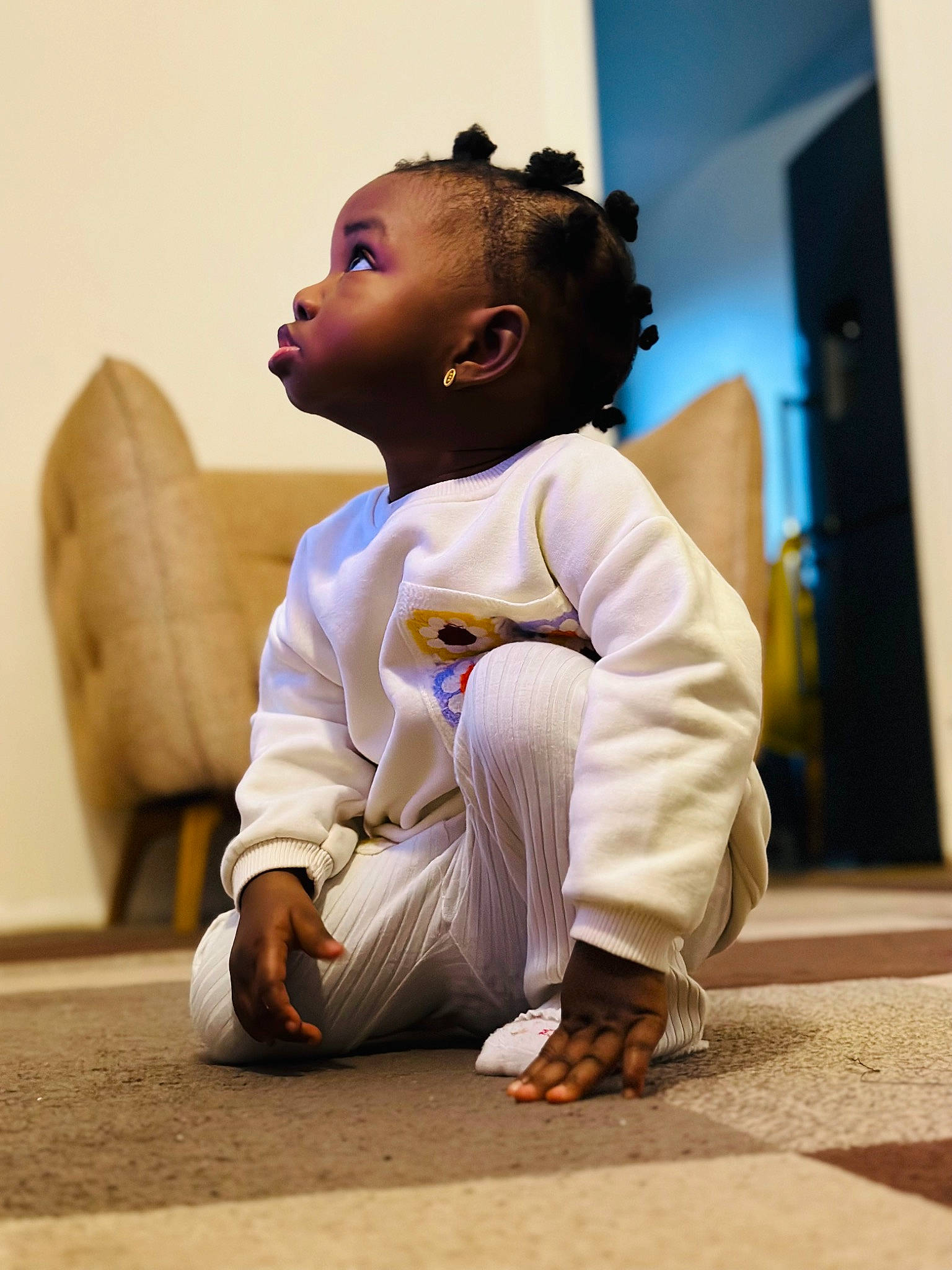 Meylie a rejoint le concours — aidez-le/la à gagner de superbes lots ! baby, baby_toddler_clothing, barefoot, cheek, child, elbow, fashion_design, floor, flooring, foot, fun, happy, human_leg, knee, person, room, sandal, shoe, sitting, sleeve