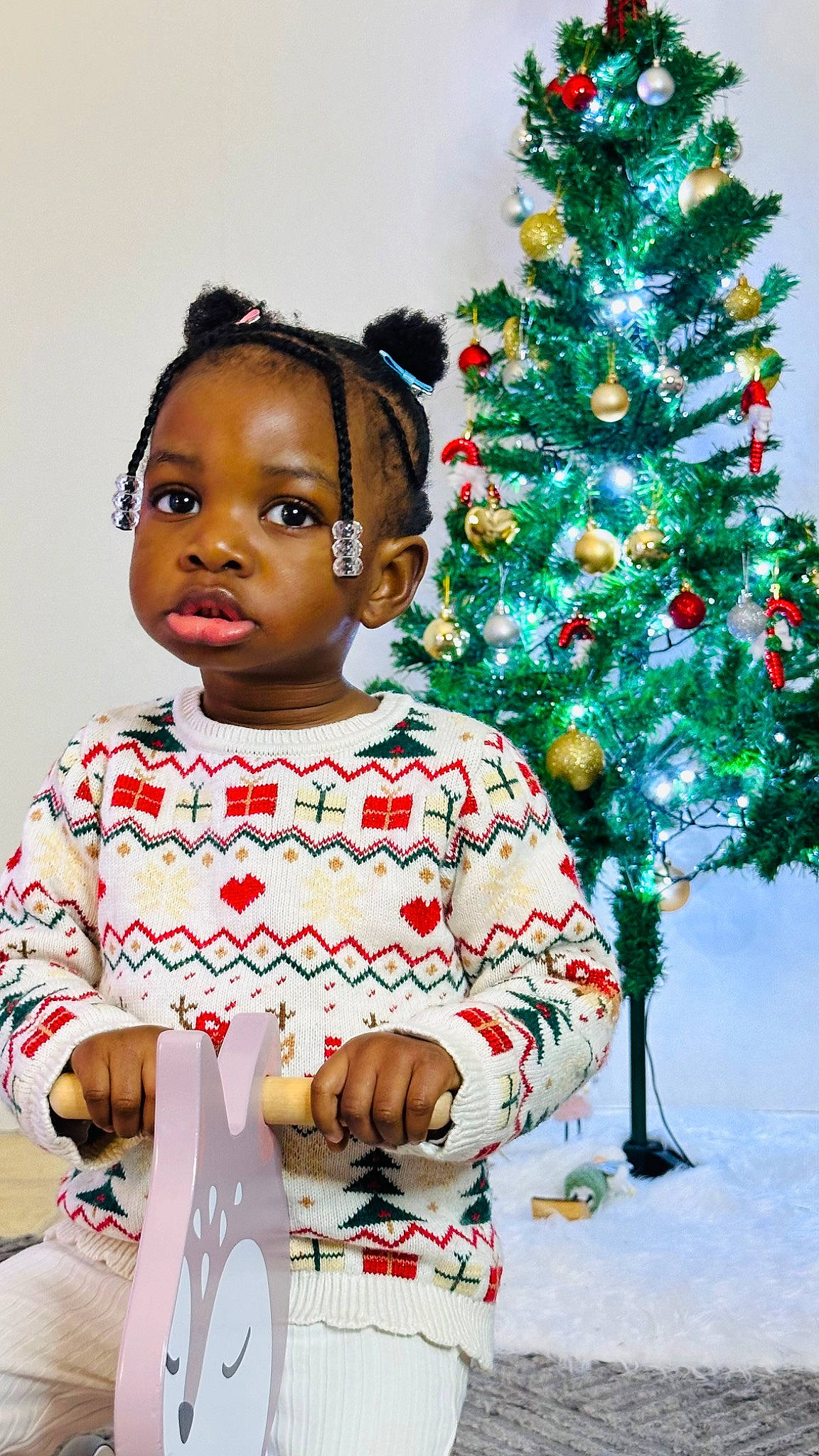 Meylie participe au concours pour gagner de l'argent avec cette photo : baby, baby_toddler_clothing, cheek, christmas, christmas_decoration, christmas_eve, christmas_ornament, christmas_tree, event, evergreen, fun, happy, head, holiday, holiday_ornament, ornament, person, plant, sleeve, toddler