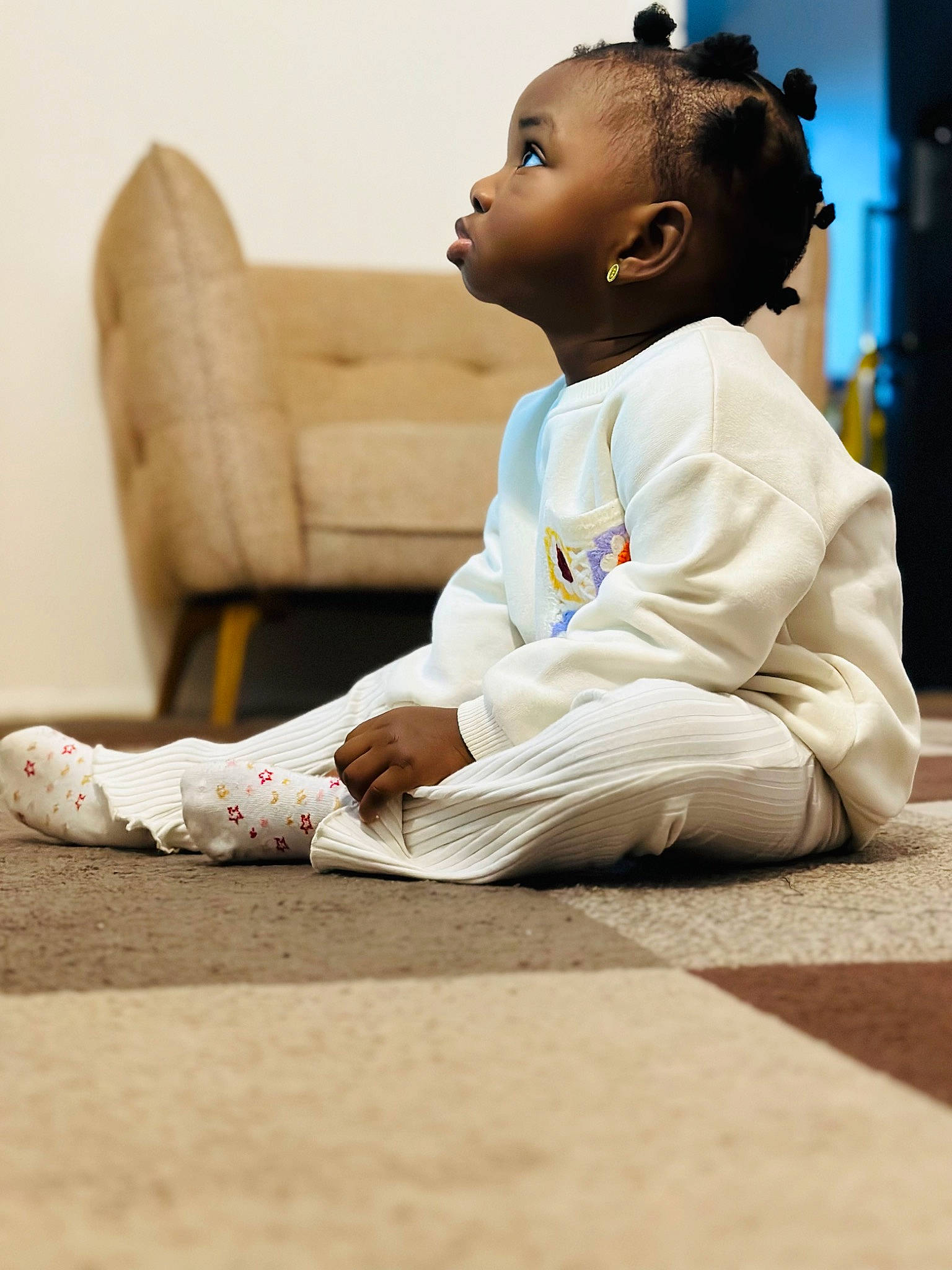 Meylie a rejoint le concours — aidez-le/la à gagner de superbes lots ! baby, barefoot, child, comfort, couch, elbow, floor, flooring, foot, fun, happy, human_leg, knee, leisure, person, room, sitting, smile, t_shirt, toddler