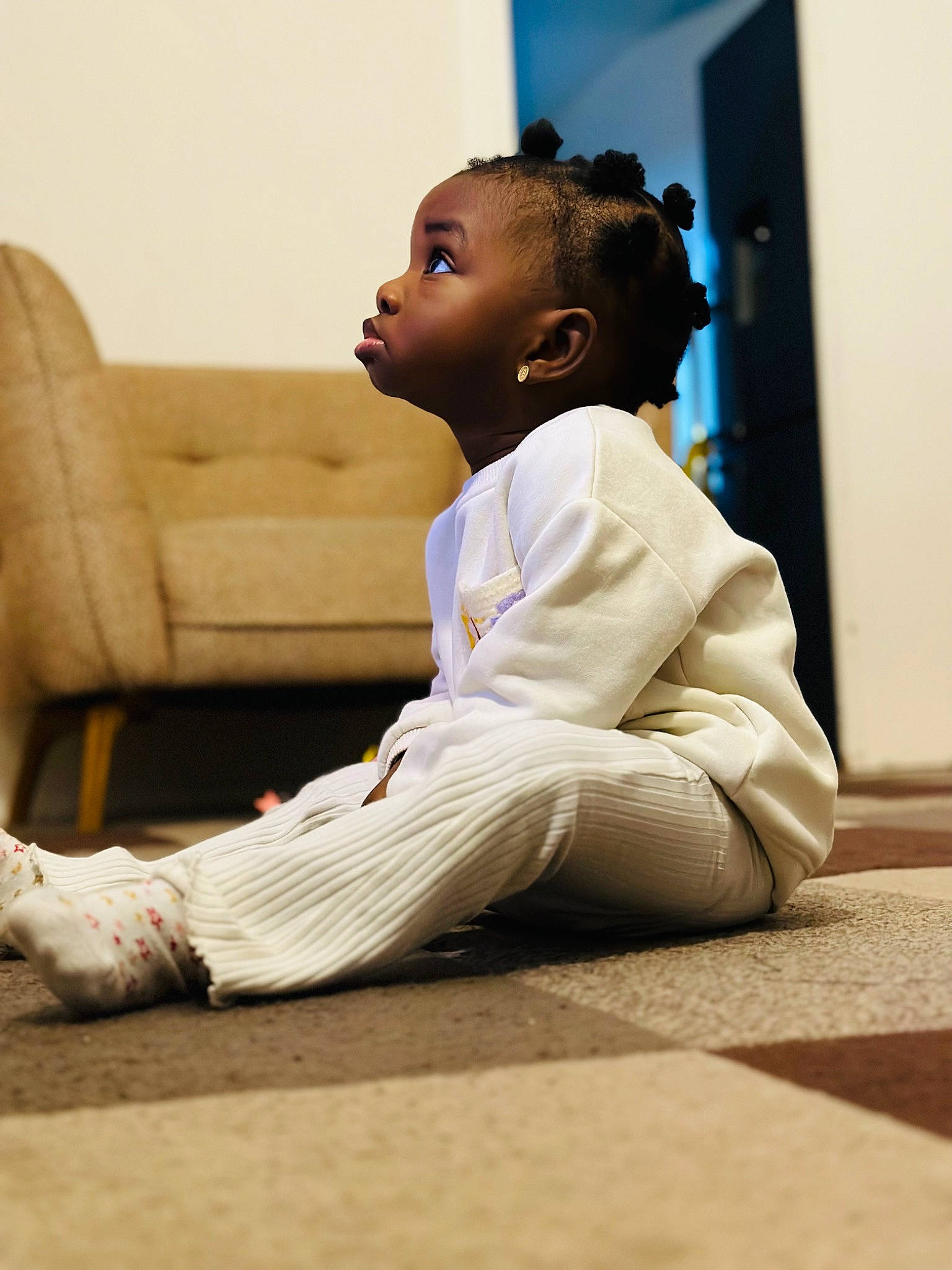 Meylie participe au concours pour gagner de l'argent avec cette photo : baby_toddler_clothing, cheek, comfort, elbow, face, flash_photography, floor, flooring, foot, fun, happy, hardwood, head, human_leg, joint, knee, person, sitting, skin, toddler