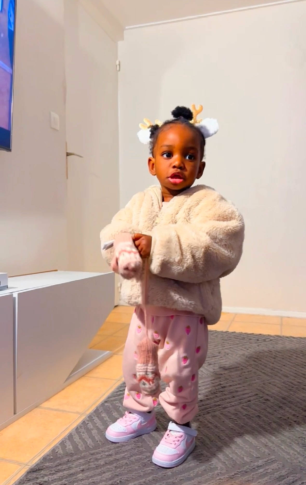 Meylie participe au concours pour gagner de l'argent avec cette photo : art, baby, baby_toddler_clothing, child, costume, door, event, fashion_design, flooring, fun, fur, happy, magenta, peach, person, room, sandal, sitting, sleeve, toddler