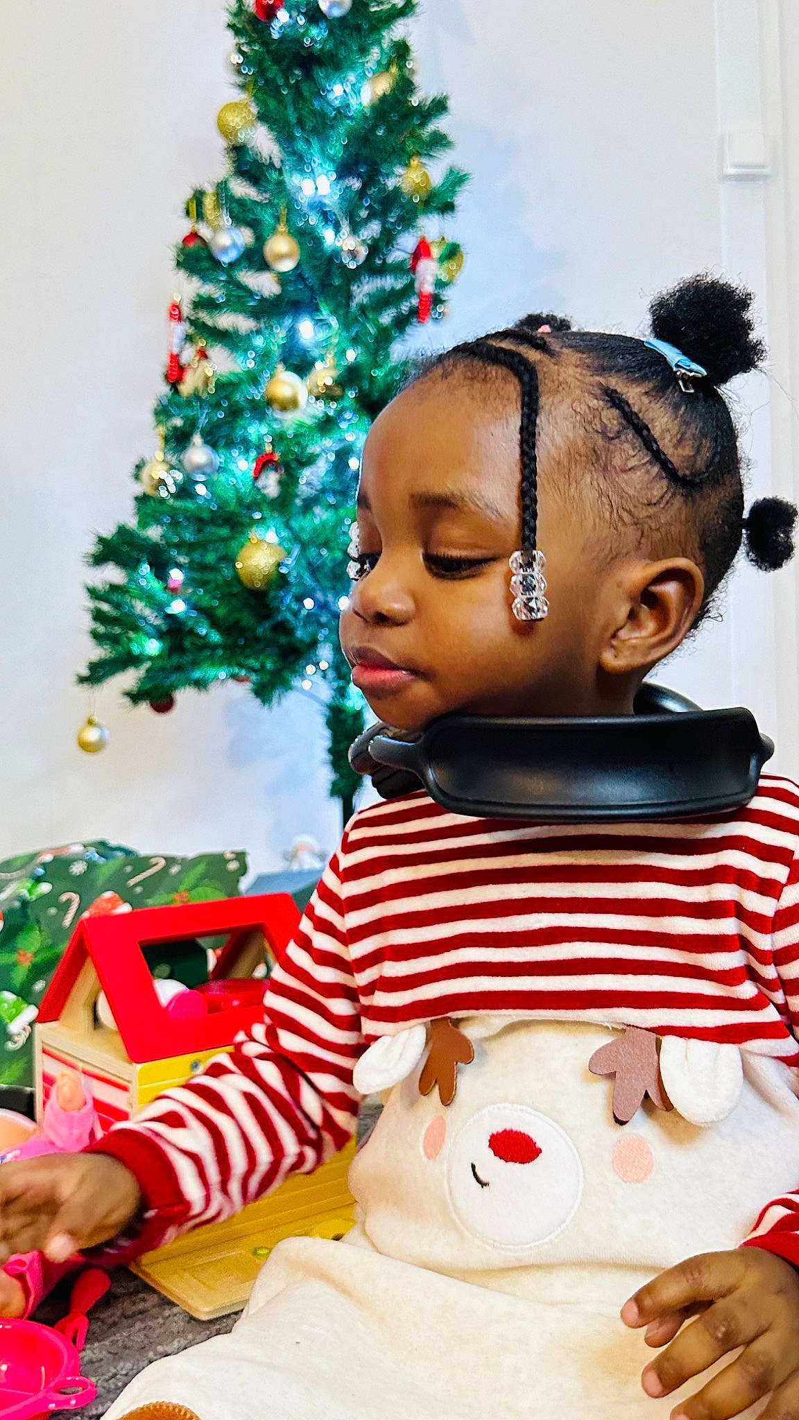 Meylie participe au concours pour gagner de l'argent avec cette photo : baby, baby_toddler_clothing, cheek, child, christmas, christmas_decoration, christmas_ornament, christmas_tree, conifer, event, eye, fun, happy, holiday, holiday_ornament, ornament, person, toddler, toy, tree