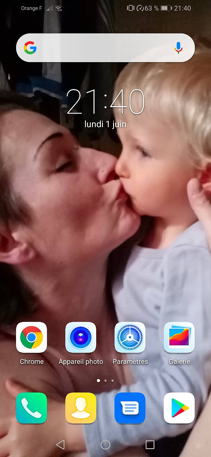 Alexi a rejoint le concours — aidez-le/la à gagner de superbes lots ! baby, cheek, cheek_kissing, child, ear, face, forehead, gesture, interaction, kiss, lip, love, mouth, nose, person, photo_caption, photography, screenshot, skin, toddler