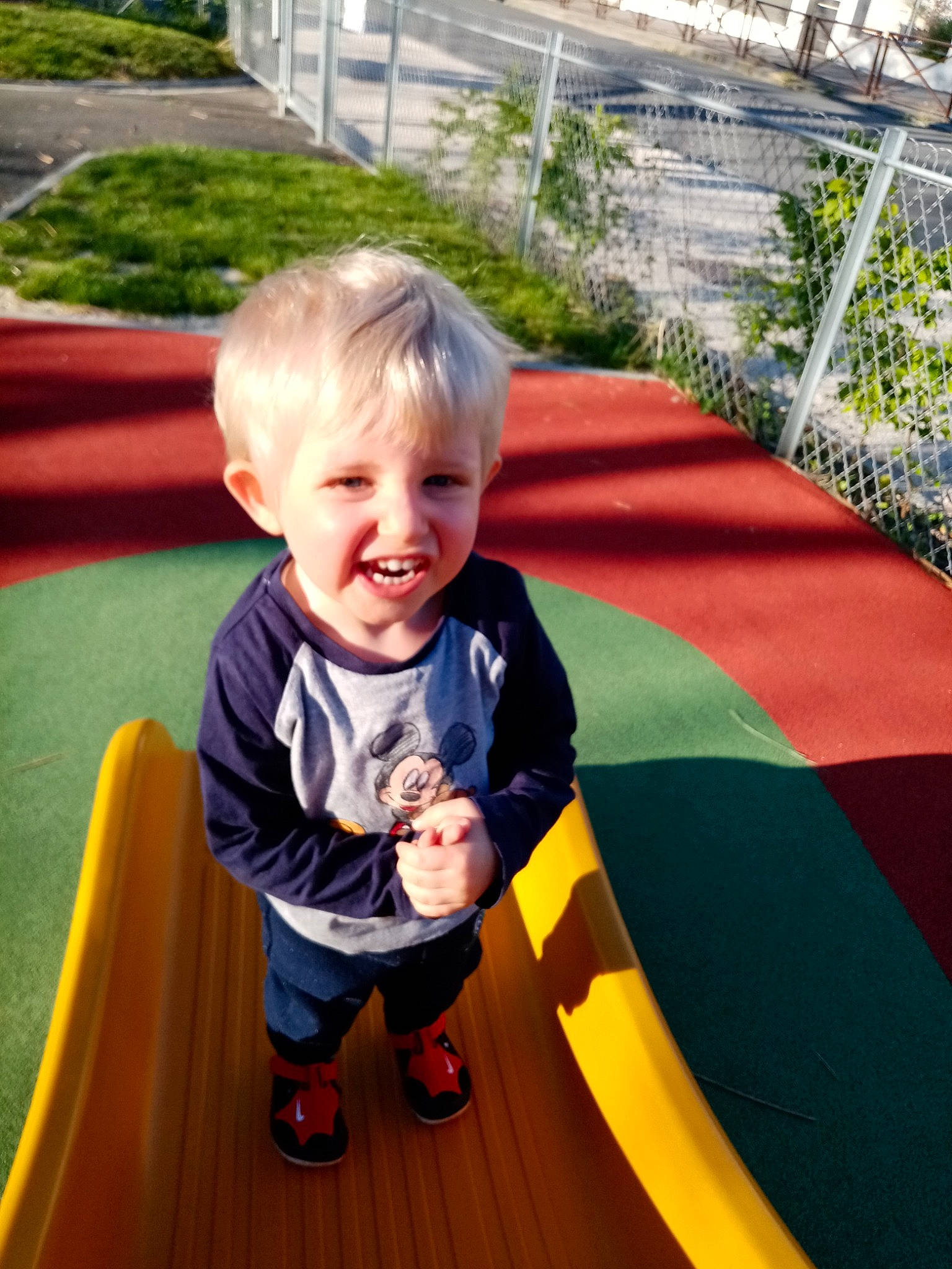 Alexi a rejoint le concours — aidez-le/la à gagner de superbes lots ! baby, child, fun, grass, human_settlement, leisure, outdoor_play_equipment, person, play, playground, playground_slide, product, public_space, recreation, toddler