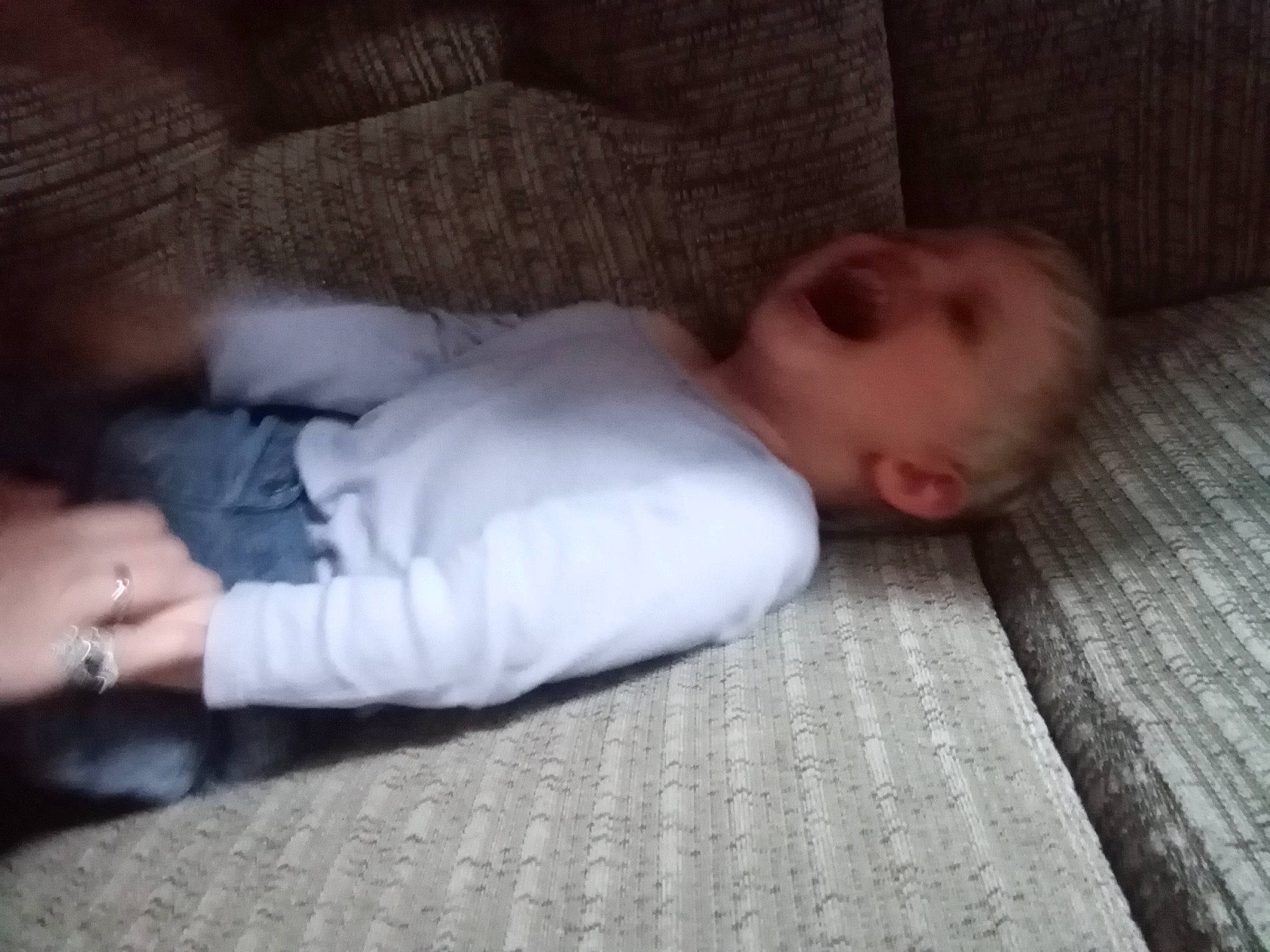 Alexi a rejoint le concours — aidez-le/la à gagner de superbes lots ! baby, bedtime, cheek, child, finger, hand, head, mouth, nap, nose, person, skin, sleep, toddler