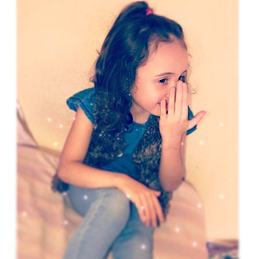 Sonia participe au concours pour gagner de l'argent avec cette photo : black_hair, blue, brown_hair, child, child_model, girl, happiness, joint, long_hair, neck, person, photo_shoot, shoulder, smile, textile, toddler