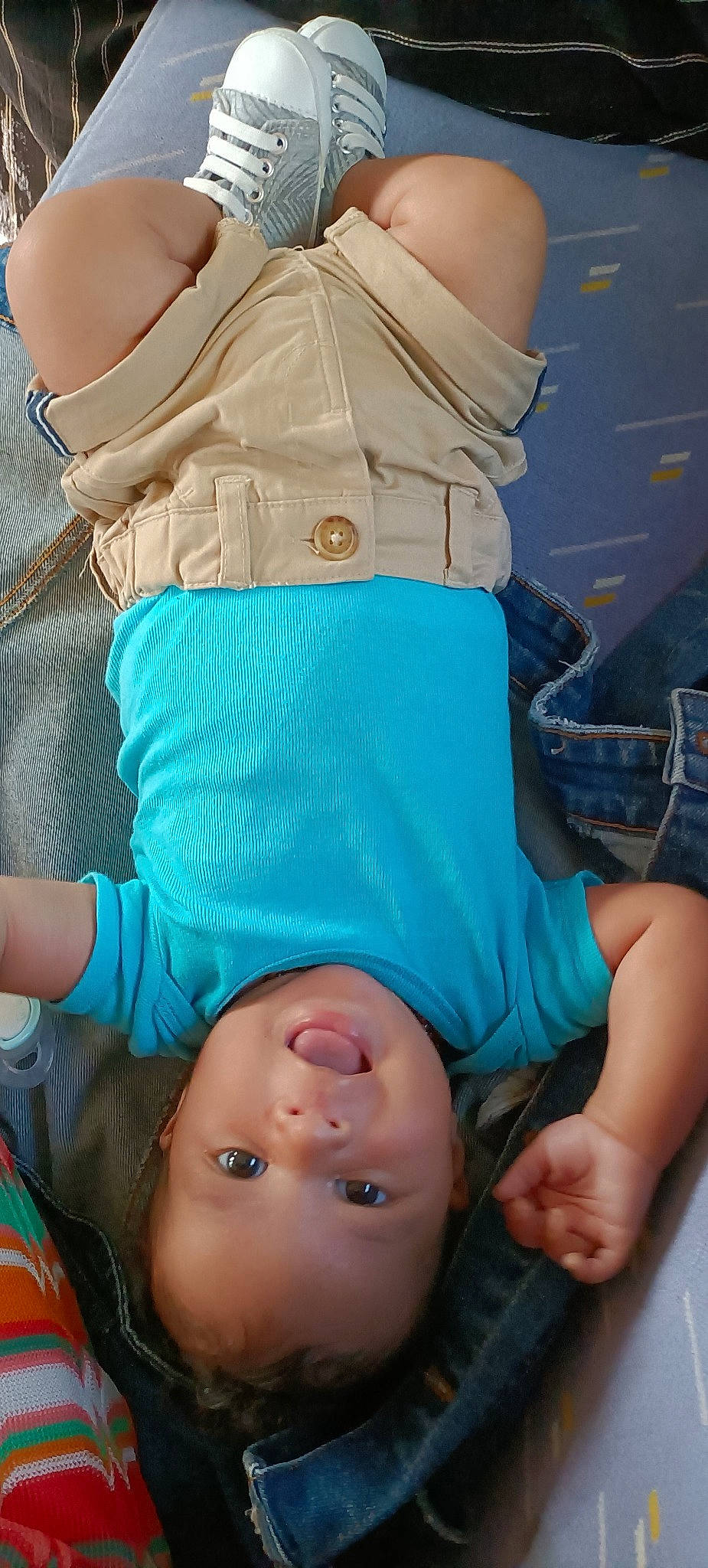 Djibril participe au concours pour gagner de l'argent avec cette photo : azure, blue, comfort, cool, finger, gesture, joint, leg, mouth, muscle, neck, person, photograph, shoulder, skin, sleeve, thigh, trunk, waist, white