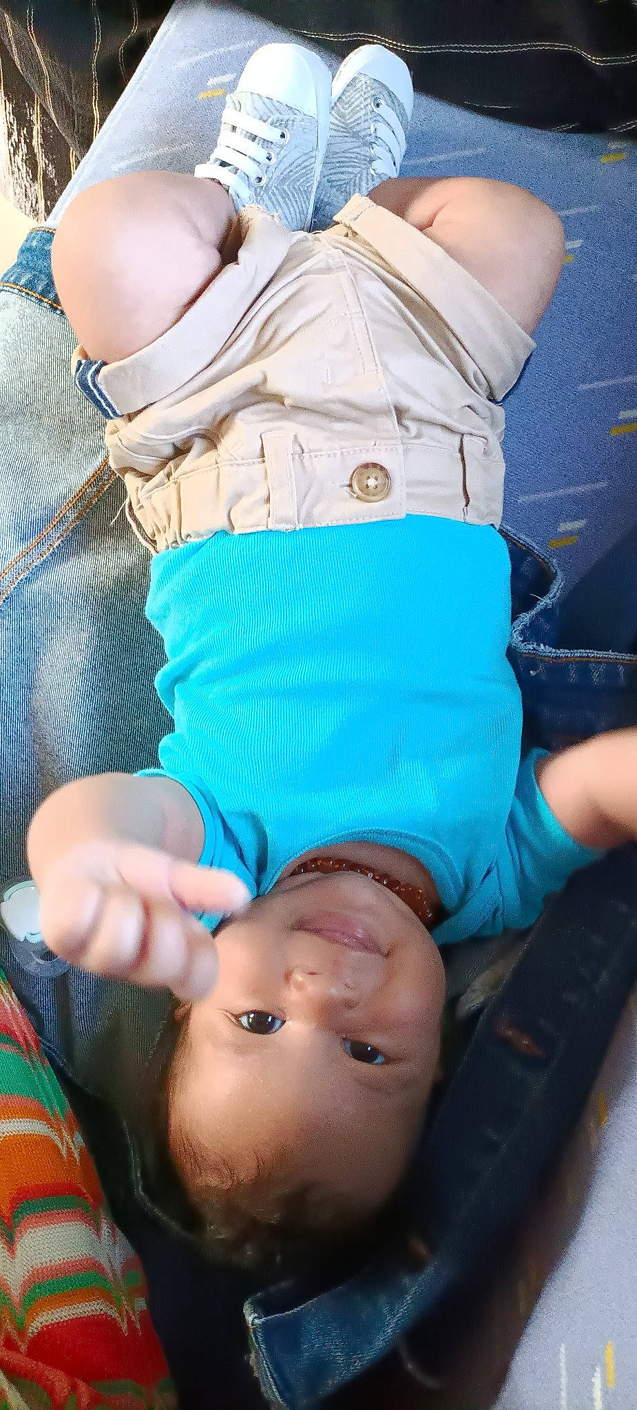 Djibril participe au concours pour gagner de l'argent avec cette photo : baby_toddler_clothing, blue, cheek, comfort, cool, finger, gesture, green, hairstyle, human_body, joint, knee, mouth, person, photograph, skin, sleeve, thigh, waist, white