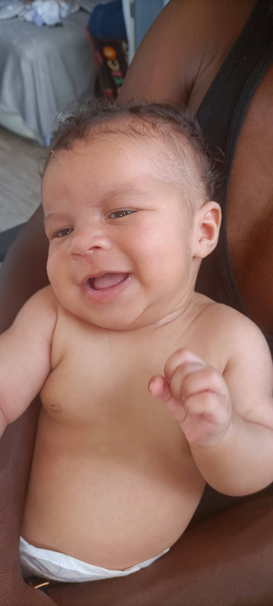 Djibril participe au concours pour gagner de l'argent avec cette photo : arm, cheek, chin, eye, eyebrow, face, facial_expression, forehead, hand, head, joint, leg, lip, mouth, muscle, nose, person, shoulder, skin, smile