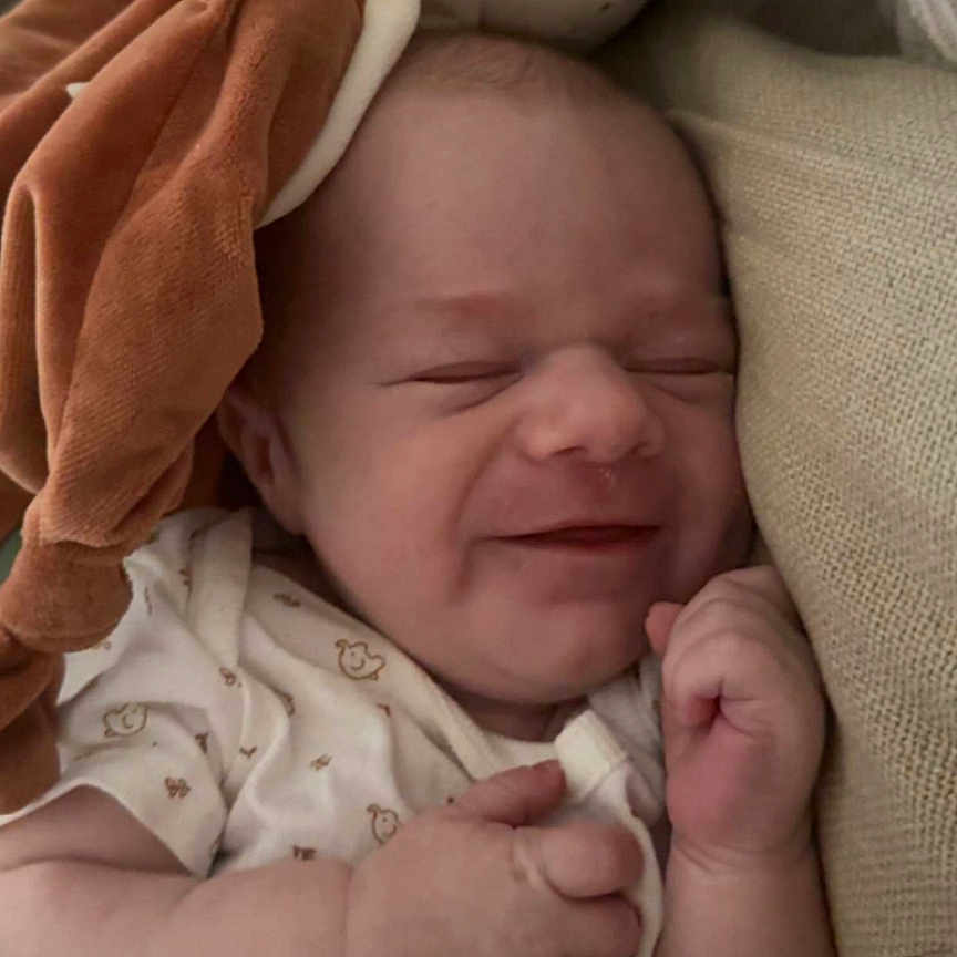 Aaron a rejoint le concours — aidez-le/la à gagner de superbes lots ! baby, child, clothing, comfort, couch, cozy, cuddle, cute, face, hand, hat, indoors, infant, newborn, pillow, rest, sleeping, smile, soft_toy, stuffed_animal