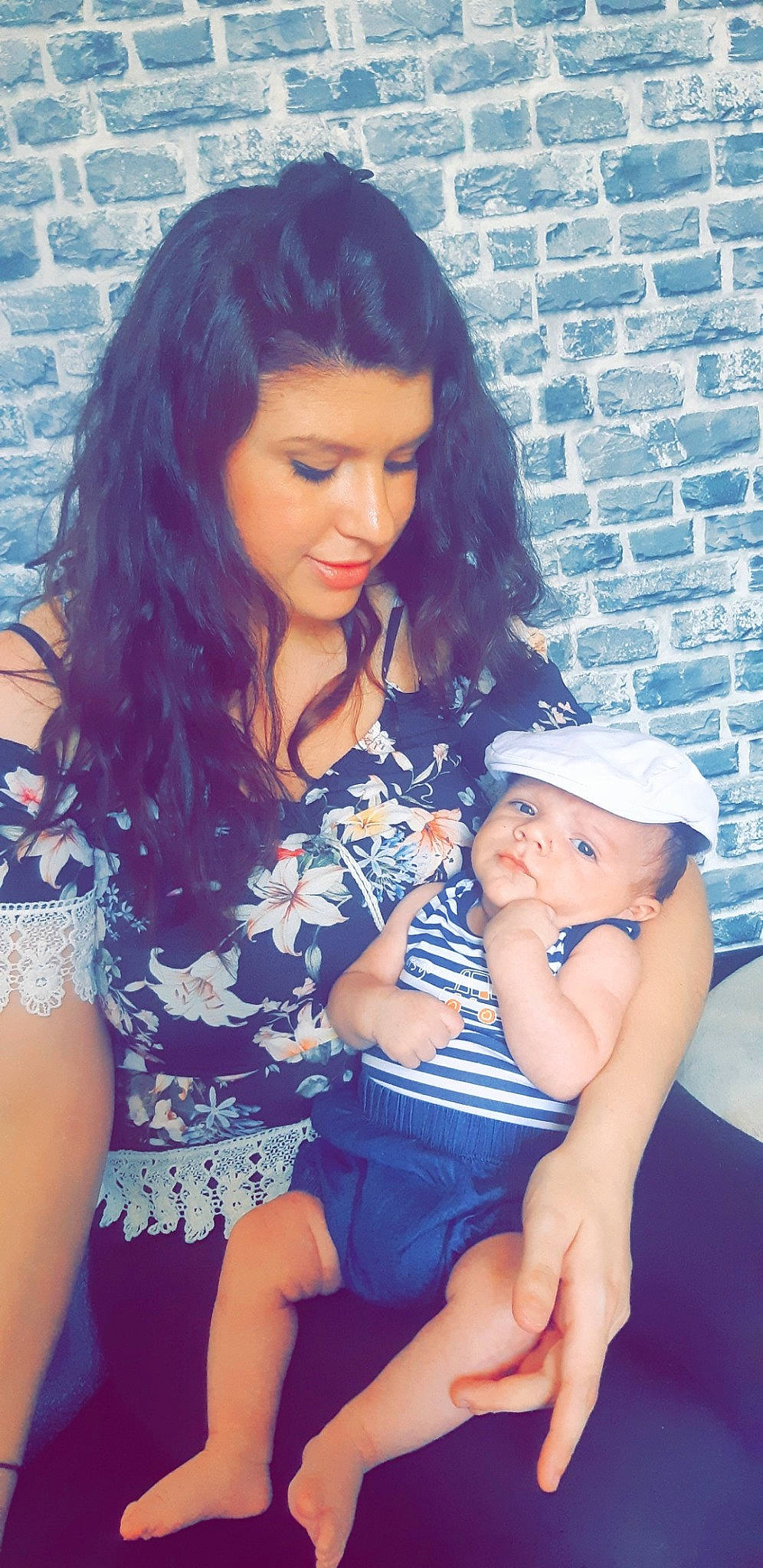 Gabriel participe au concours pour gagner de l'argent avec cette photo : child, daughter, headwear, lady, long_hair, mother, person, sitting, smile, thigh