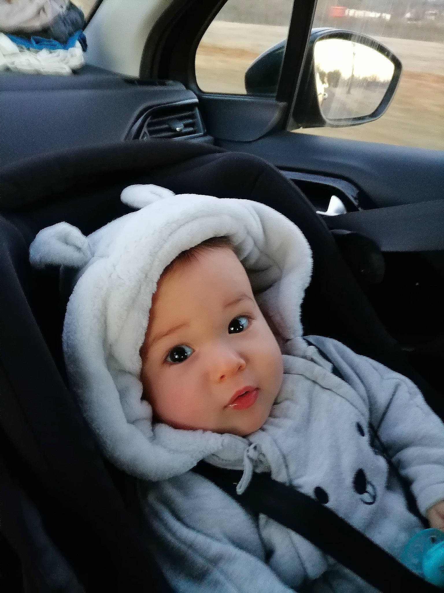 Cameron a rejoint le concours — aidez-le/la à gagner de superbes lots ! auto_part, automotive_design, automotive_exterior, automotive_mirror, baby, baby_toddler_clothing, car, car_seat, cheek, comfort, family_car, head_restraint, headwear, mirror, motor_vehicle, person, personal_luxury_car, steering_wheel, toddler, vehicle