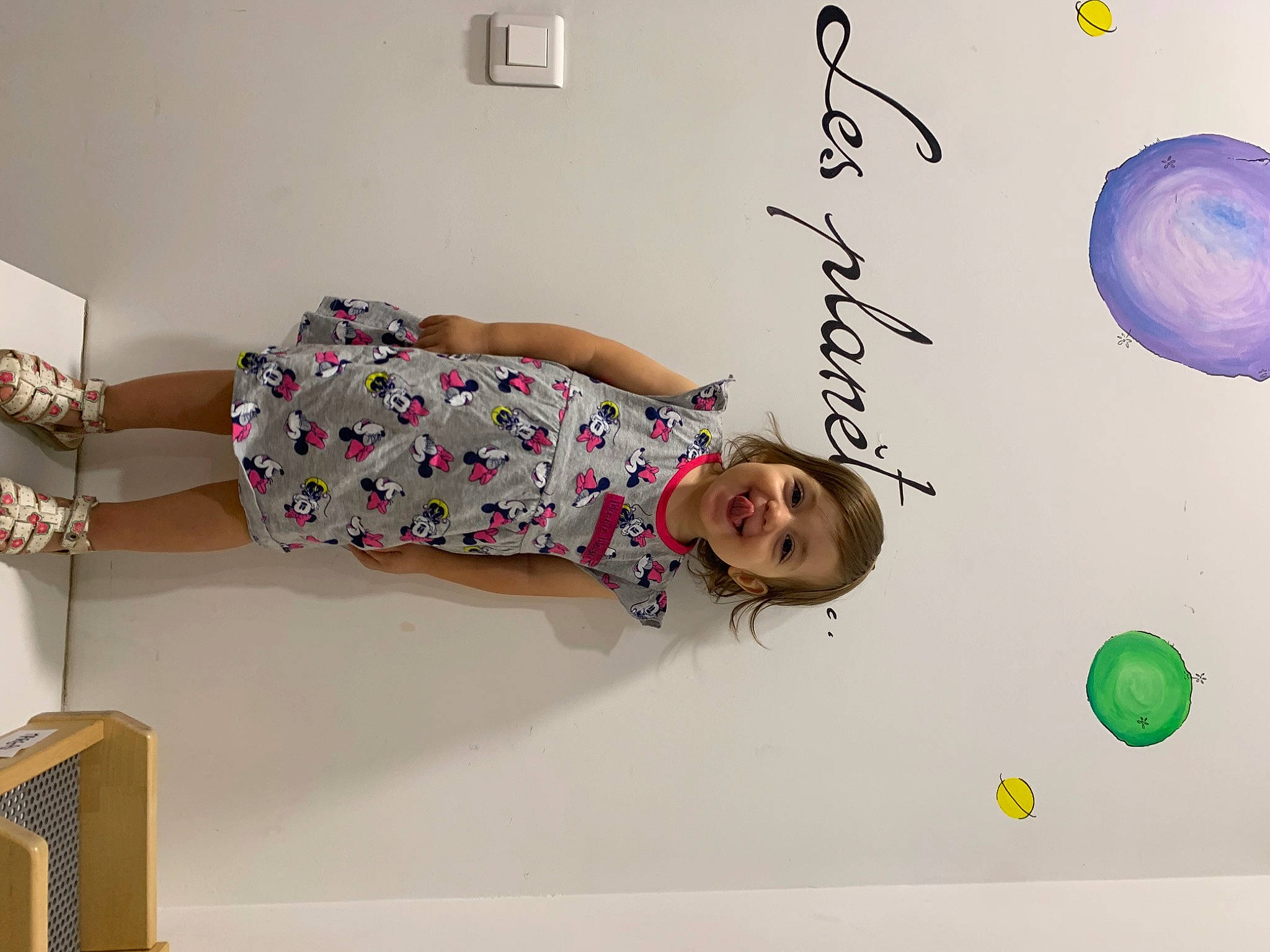 Lily-rose a rejoint le concours — aidez-le/la à gagner de superbes lots ! child, circle, comfort, design, flooring, font, fun, happy, joy, knee, magenta, party_supply, pattern, person, room, smile, sock, thigh, toddler, visual_arts