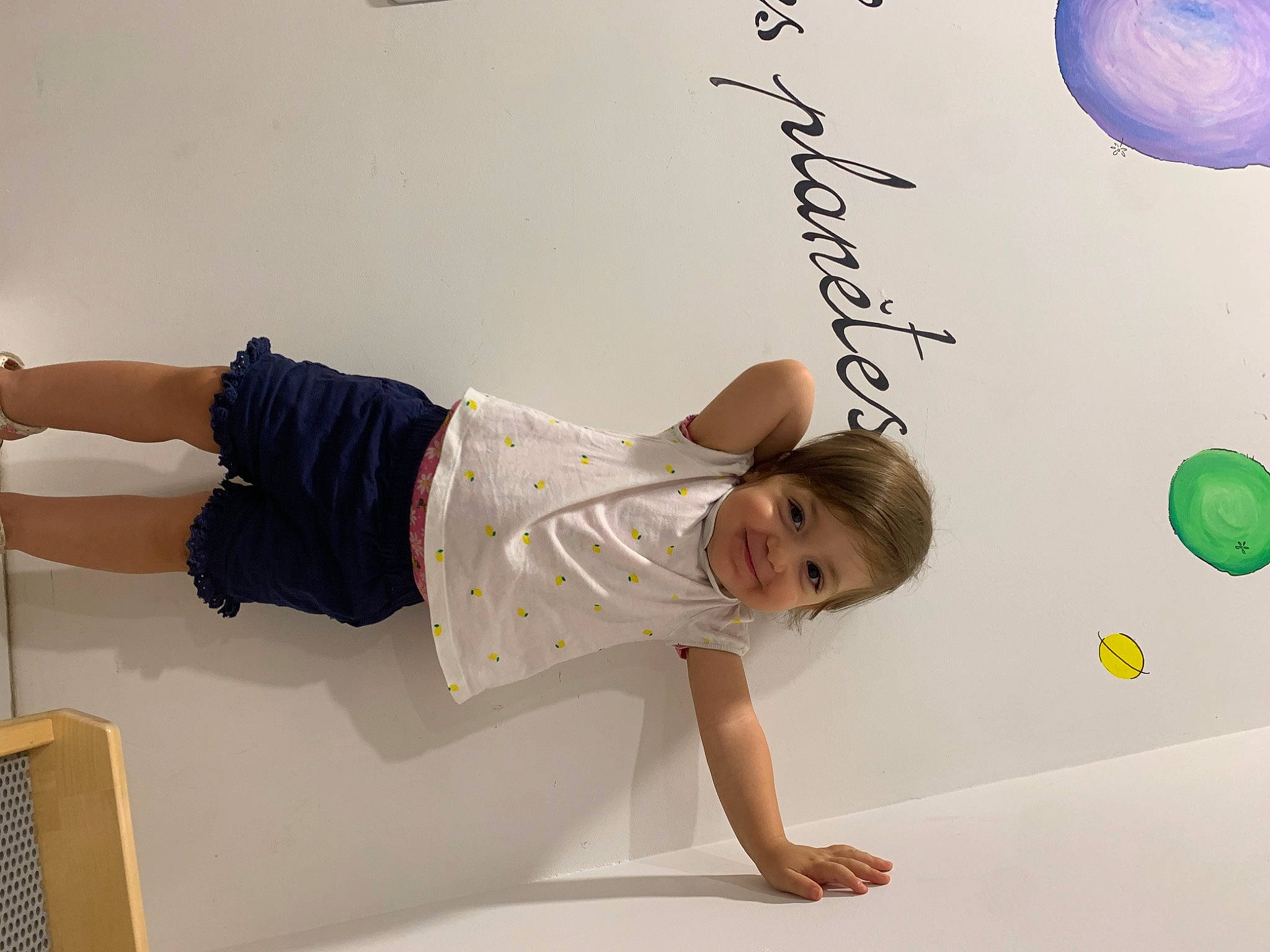 Lily-rose a rejoint le concours — aidez-le/la à gagner de superbes lots ! balance, balloon, ceiling, child, comfort, elbow, font, fun, happy, human_leg, joy, knee, leisure, person, product, room, shorts, sleeve, t_shirt, thigh