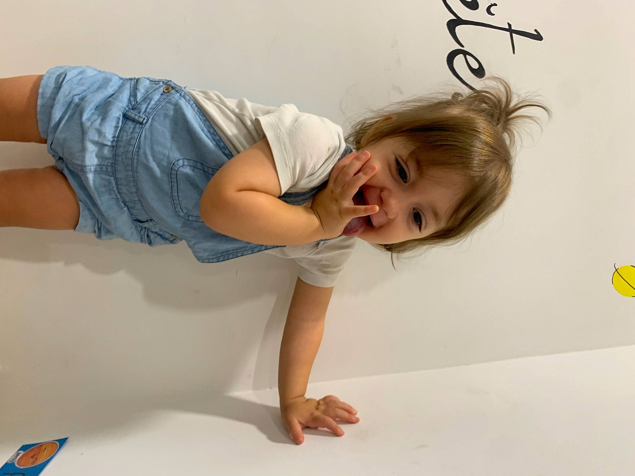 Lily-rose participe au concours pour gagner de l'argent avec cette photo : barefoot, bed, child, comfort, elbow, flooring, foot, happy, human_leg, jeans, joint, knee, linens, person, product, shorts, sleeve, smile, t_shirt, thigh